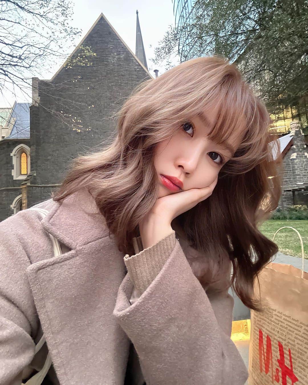 のインスタグラム：「I went to the hair salon for the first time in Melbourne🫣💜  プリン脱却のため 約1ヶ月半ぶりにカラーしてきました🍮👋  メルボルンで初めての美容室は @vijusalon にしました！  最初は日本人のところに 行こうかとも思ってたけど 興味が勝ってしまい韓国系のサロンに🇰🇷✂︎  金額はカラー＋トリートメントで 合計＄244でした🇦🇺💵 (初回割引の40%off込み)  日本の美容室とはまた雰囲気が 全然違かったけど、 韓国コーヒーやお菓子のサービスも☕️🍪  最後のセットは美容師さんの おまかせにしてみました🫧  カラーの仕上がりも満足だし びくびくしていた初美容室は成功かな☺️💜」