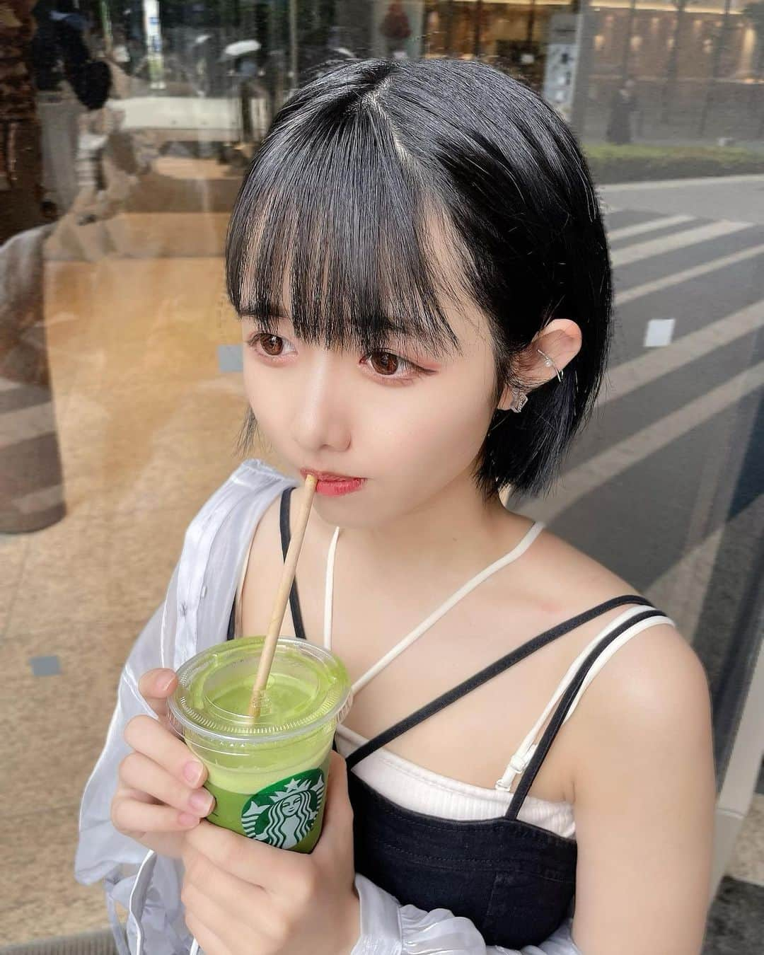 南茉莉花さんのインスタグラム写真 - (南茉莉花Instagram)「スタバって飲むだけでハッピーになるよね  #スタバ #スタバカスタム #starbucks  #ショートヘア #ショートボブ #きりっぱなしボブ #イヤカフ」6月15日 21時31分 - marika_ramen