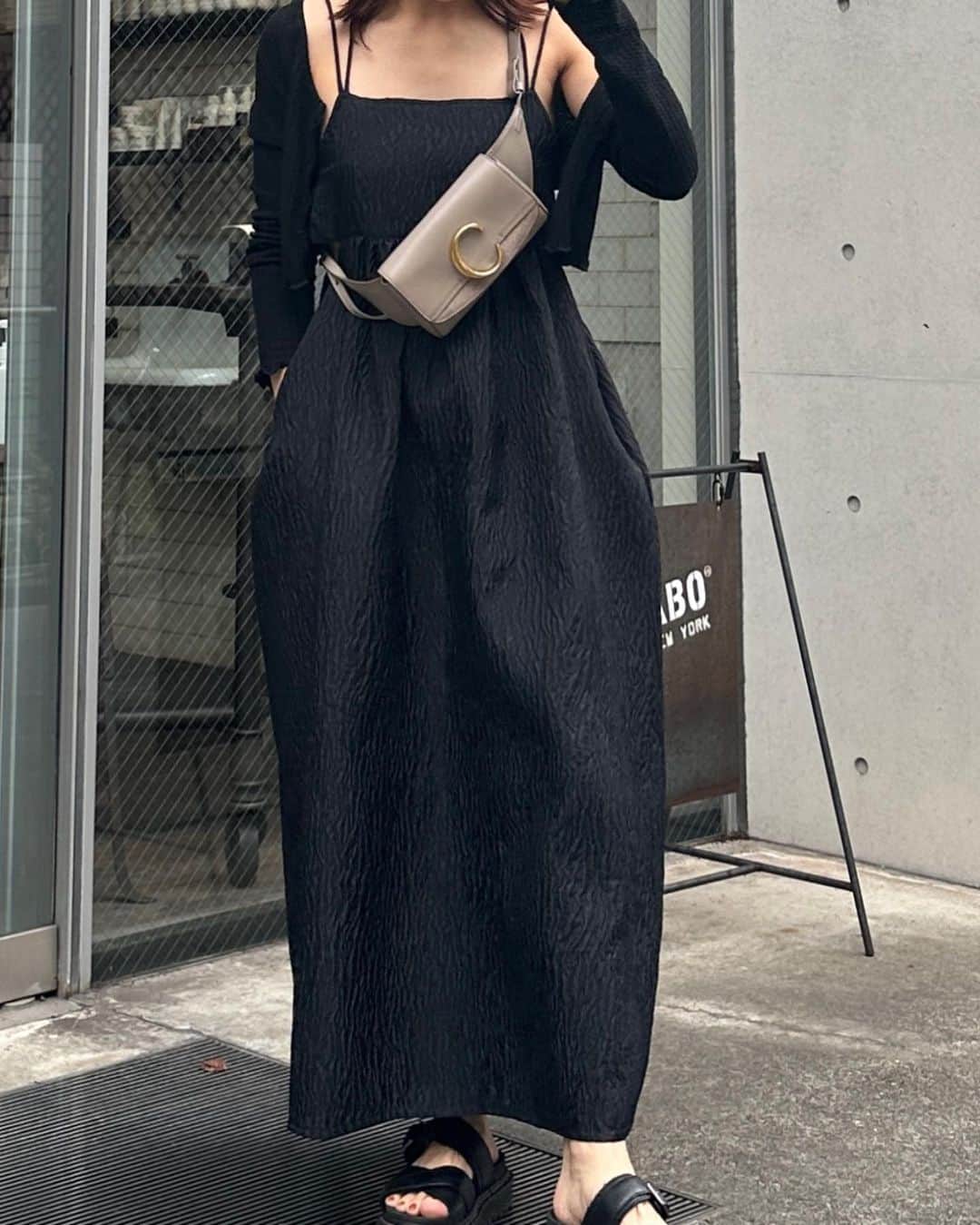 山田千尋さんのインスタグラム写真 - (山田千尋Instagram)「@anogh_official  大胆なバックオープンなデザインと サイドスリットがモードよっぽくてかわいいの🤍  onepiece#anogh  cardigan#shein  cap#aland  shoes#drmartens  bag#Chloe」6月15日 21時31分 - chihiro_511