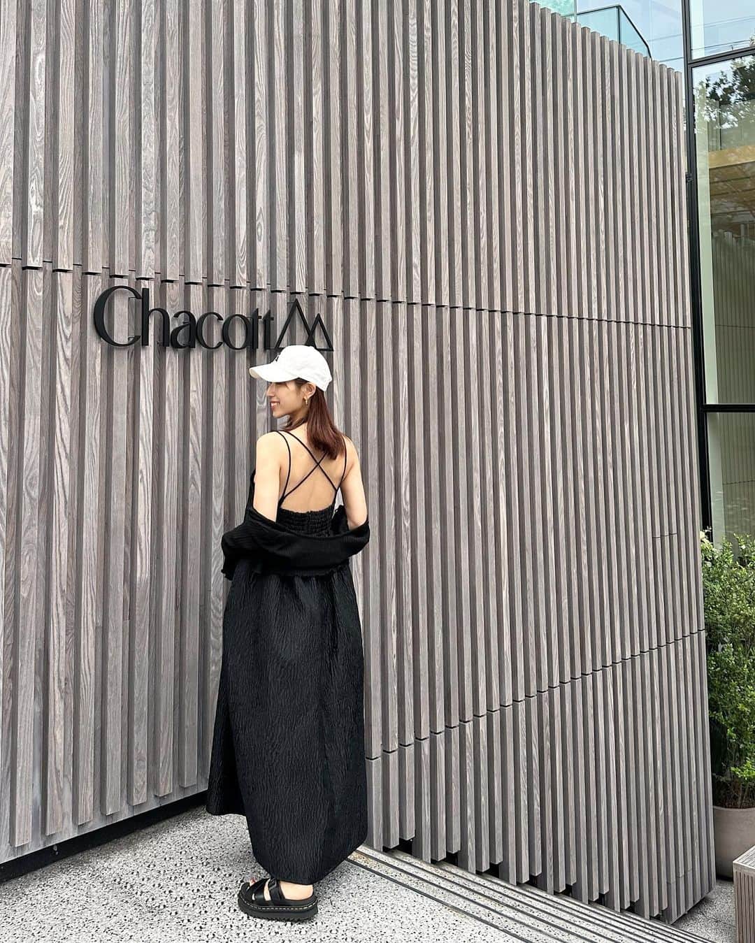 山田千尋のインスタグラム：「@anogh_official  大胆なバックオープンなデザインと サイドスリットがモードよっぽくてかわいいの🤍  onepiece#anogh  cardigan#shein  cap#aland  shoes#drmartens  bag#Chloe」