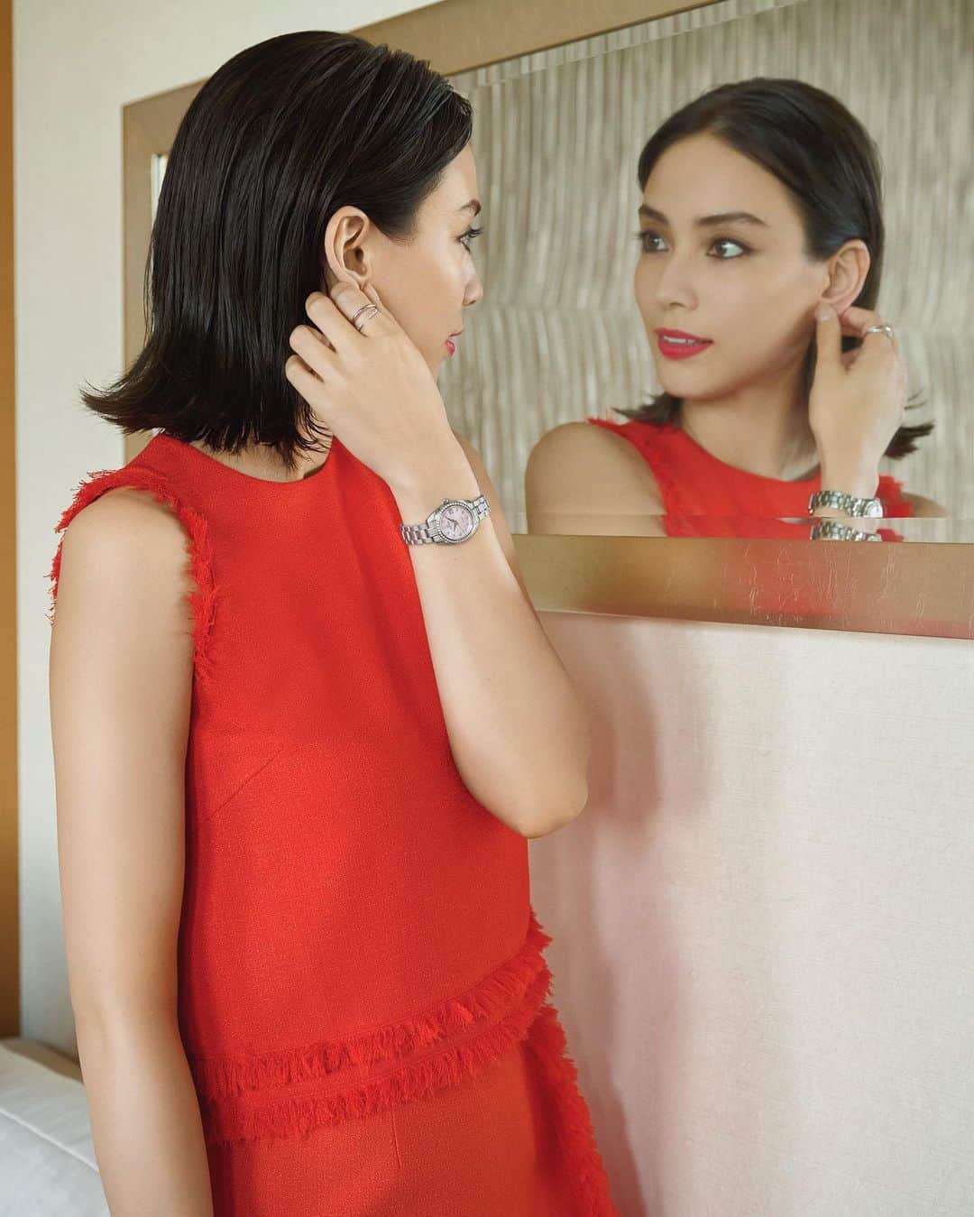 滝沢カレンのインスタグラム：「25ansさんにて、グランドセイコーさん⌚️の 撮影をしました😊✨✨✨  腕時計を気にするような体質に最近なってきました😆  まだまだ背伸びして上半分の目で腕時計のキラキラを見ているようなつもりでしたが、もう少し目を出して見てみようかな、なんても思います🥺🤍  そしていつか運命みたいな出会いがあったら、左腕にしっかり時を知らされているかもしれませんね🥰✨✨✨ この撮影はそんな私の思いを現実風に妄想させてくれた思い出でもあります😚⌚️  時の刻みは、見上げた太陽で知ればいいと思っていましだ1秒の大切さを手首が教えてくれたらもっと刻みを大切にできるのかもしれません😌✨✨✨  おやすみなさい💤」