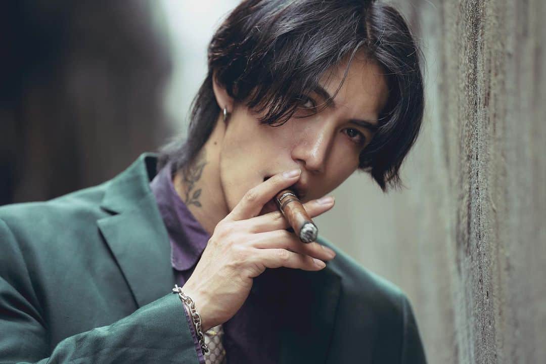 諸岡 昌紀のインスタグラム：「俯瞰して自分を見る  あの時あの場面で起こした 行動や言動で この人はどう思い あの人はどう思ったのか あの時自分が率先して動けば良かったのか？ あの時自分が動いたから 相手に成長がないのか？ など頭は常にこれだ  思うがままにが1番なのか？ それともよく考えて出した答えが良いのか？ もっと俯瞰して常に最善を 見極める  しかし、自分を研ぎ澄ましすぎると感覚が鋭くなりすぎ色々なことをストレスに感じる完璧主義になってしまう  なので大事な局面以外は俯瞰しないことにした  📷 @godayo_   #筋肉 #マッチョ #tattoo #刺青 #被写体 #モデル #フィットネスモデル」
