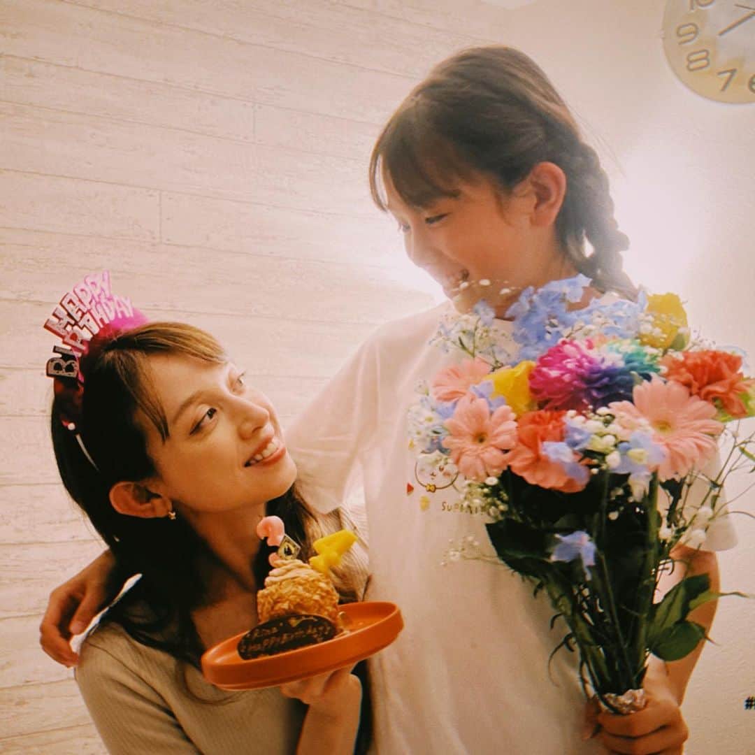 ロジャース里奈さんのインスタグラム写真 - (ロジャース里奈Instagram)「. 私事ですが13日で また一つ歳を重ねました🫶✨ . . シングルマザーになって 2年色んな事があったけれど いつも私の事を想って 色んな事を考えてくれる 娘に感謝です🥹✨✨ . 1人ではなかなか計画 出来ないからヘルプして 一緒に計画してくれる人にも 感謝の気持ちでいっぱい。 . . メールやDM、 お友達からLINEプレゼント 貰ったり嬉しかった❤️✨ . 当分スタバ沢山行けちゃう！笑 . . 誕生日当日は鎌倉まで 運転してぷらーって お散歩して食べ歩きして 久しぶりの鎌倉&海沿いに 心満たされた☺️❤️ . . みなさまありがとー❤️ . . ケーキで年齢バレちゃう！笑 . .  #mybirthday  #613」6月15日 21時36分 - rina_rogers613