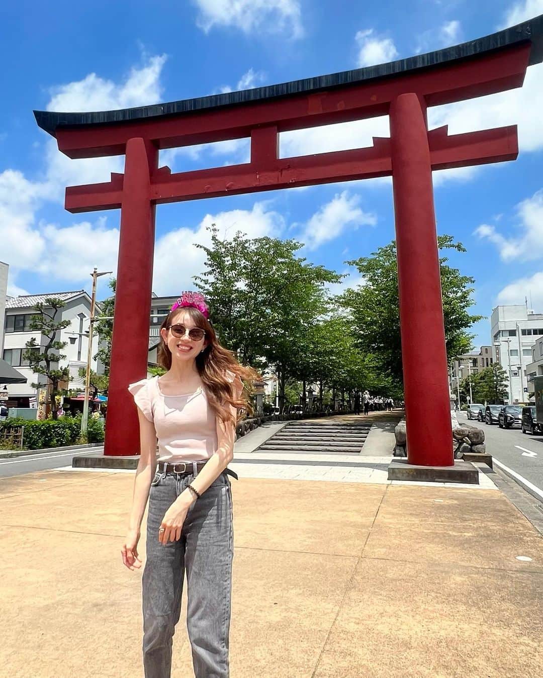 ロジャース里奈さんのインスタグラム写真 - (ロジャース里奈Instagram)「. 私事ですが13日で また一つ歳を重ねました🫶✨ . . シングルマザーになって 2年色んな事があったけれど いつも私の事を想って 色んな事を考えてくれる 娘に感謝です🥹✨✨ . 1人ではなかなか計画 出来ないからヘルプして 一緒に計画してくれる人にも 感謝の気持ちでいっぱい。 . . メールやDM、 お友達からLINEプレゼント 貰ったり嬉しかった❤️✨ . 当分スタバ沢山行けちゃう！笑 . . 誕生日当日は鎌倉まで 運転してぷらーって お散歩して食べ歩きして 久しぶりの鎌倉&海沿いに 心満たされた☺️❤️ . . みなさまありがとー❤️ . . ケーキで年齢バレちゃう！笑 . .  #mybirthday  #613」6月15日 21時36分 - rina_rogers613