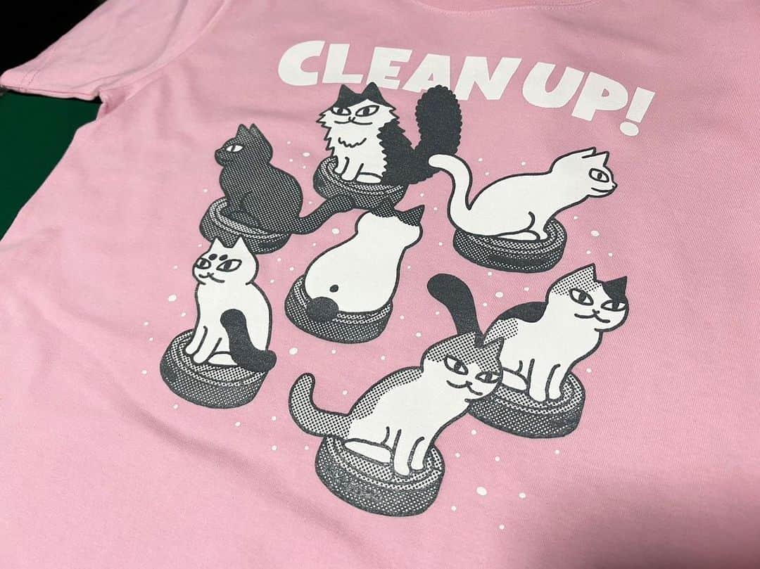 みずしな孝之のインスタグラム：「新作Tシャツ「CLEAN UP!」できました。  まず6/17(土)・18(日)名古屋「クリエーターズマーケット」 https://www.creatorsmarket.com  6/24(土)・25(日)東京ドームシティでの「ネコ市ネコ座」 https://nekoichinekoza.jp  にて先行販売して、そのあと通販となります。 どうぞよろしくお願いします！  詳しくは悪意1000%のほうに。 https://akui1000.com」