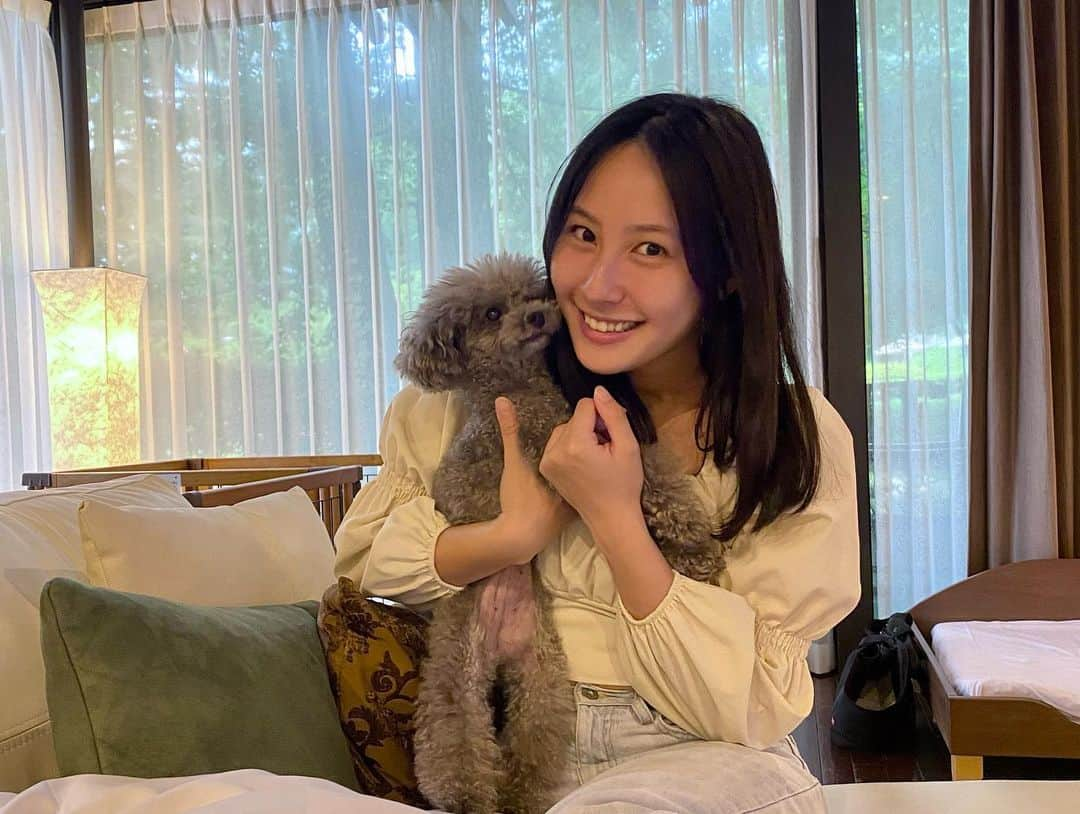 里彩のインスタグラム：「愛する家族のシェリ🐩🤍 大好きだよ〜って毎日伝えてる☺️ 伝わってるといいな🥰  #フォレストヴィレッジ #フォレストヴィレッジ山梨 #ドッグフレンドリー #ドッグフレンドリーホテル #トイプードル女の子 #トイプードルシルバー #トイプードルグレー #犬のいる暮らし #dogfriendly #dogfriendlyholidays #dogfriendlytravel #dogfriendlyhotel #toypoodle #toypoodlelove」