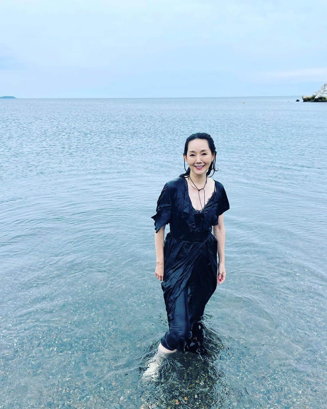 とよた真帆さんのインスタグラム写真 - (とよた真帆Instagram)「伊豆の海でアルバムの動画、スチール撮影でした 波打ち際や海バックの ...
