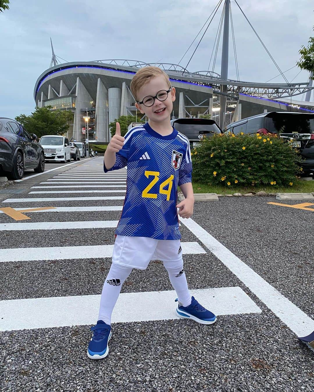 ミチェル・ランゲラクさんのインスタグラム写真 - (ミチェル・ランゲラクInstagram)「The first time I’ve ever been able to take my boy to the football! 😀 A cool experience at our home stadium in Nagoya… a proper football day! 👊🏼👊🏼 and congratulations to the Nagoya Grampus boys and in particular Mori @agr0110 on your debut!!!!!」6月15日 21時44分 - mitchlangerak