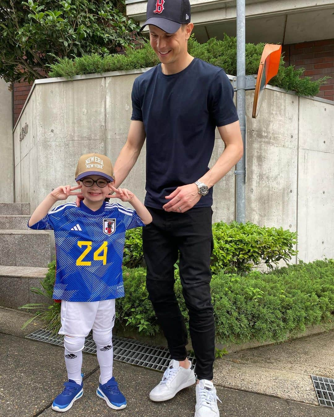 ミチェル・ランゲラクのインスタグラム：「The first time I’ve ever been able to take my boy to the football! 😀 A cool experience at our home stadium in Nagoya… a proper football day! 👊🏼👊🏼 and congratulations to the Nagoya Grampus boys and in particular Mori @agr0110 on your debut!!!!!」