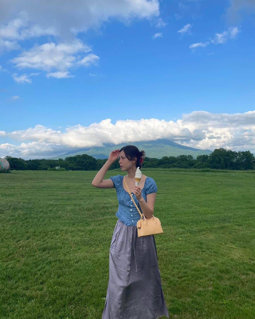 エモン・久瑠美のインスタグラム：「🍀🌷🐄💛🍔🍦🐼」