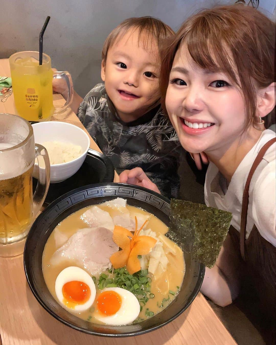 長谷川真美さんのインスタグラム写真 - (長谷川真美Instagram)「#麺活 🍜  オープンと同時に来店した @ramen_watanabe 💕 すぐに列ができていた すっごい人気のラーメン屋さん✨  ほんっとに美味しかった…😋 注文したのは #黒ラーメン ！ 出てきた瞬間、人参の蝶に気づいて 「かわいいー！！！💓」と喜んじゃった🦋  コクがありポタージュのようにトロッとした 鶏白湯の絶品スープ！！！！ お！おいしい👀 麺はちゅるっとした中太麺にスープが絡み付いて チャーシューやとろっと煮卵が贅沢〜💡  ラーメンも絶品だったし 鶏の出汁で炊いた鶏白湯飯が きゅう君すっごい気に入ったらしく 先に食べちゃったら激怒された🤣笑  とても美味しかったり 優しく笑顔が素敵なオーナーさん？と 和な感じのお店の雰囲気が素敵で！！！ また行きたいと思います🙌✨  PR @ramen_watanabe #浅草ランチ #らーめん渡邉 #浅草らーめん #浅草ラーメン #浅草グルメ #鶏白湯ラーメン #鶏白湯らーめん」6月15日 21時52分 - maami.hase