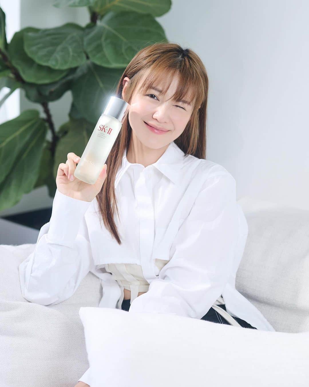 Elva Niのインスタグラム：「最近工作繁忙加上睡眠不足及天氣反覆等導致膚況不穩定 所以我又回到 SK-II #神仙水 的懷抱啦 （用了好多年了！） 每天用 #神仙水 沾濕化妝綿在面上敷10分鐘來重啟肌膚修復力 連續使用了14天 效果一於既往令人驚喜 大家可以看到DAY 1和DAY 14的分別 除了肌膚更晶瑩剔透之外 也全面提升肌膚細緻度、透亮度、保濕度和強韌度 其經典成分PITERA™️ 與肌膚保濕因子相似 提升肌膚保護力穩定膚質 含有超過50種微營養素 包括維生素、氨基酸、礦物質和有機酸 如此獨特的組成能駕馭自然的生命力 是人工或合成配方無法實現的 #PITERAisMySecretKey  為自己的肌膚及早投資 認真踏出保養第一步 你也加入每日使用SK-II 神仙水的行列 好好呵護自己的肌膚吧  如果你亦想感受 #神仙水 的神奇力量 跟我一起體驗 #SKII28DaysTransformation 立即前往SK-II 全線專櫃或概念店 免費體驗Magic Ring肌膚測試及獲取皇牌體驗裝  立即登記及領取新會員試用裝：bit.ly/3IPzMwz  #SKIIHK #PITERAEssence #晶瑩剔透美肌 #inpartnershipwithskii」