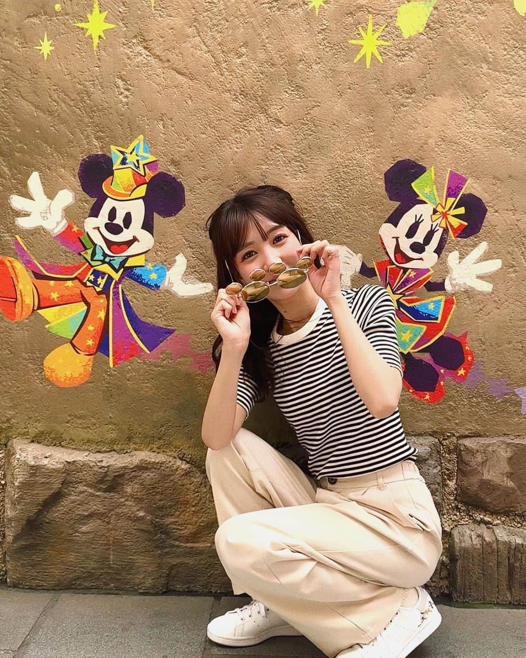 荻野可鈴のインスタグラム：「、 ４０周年仕様のディズニーシー💫 壁がかわいいの🎨🌈  この間またディズニーランド行って ディズニー投稿が溜まってる！  けど暑すぎたから しばらく行けないかもと思いました🥹🥹🥹 もっと行きたいけど行けないジレンマ🥵🥵🥵  #東京ディズニーシー #ディズニーシー #ディズニー #tokyodisneysea #disneysea #disney」