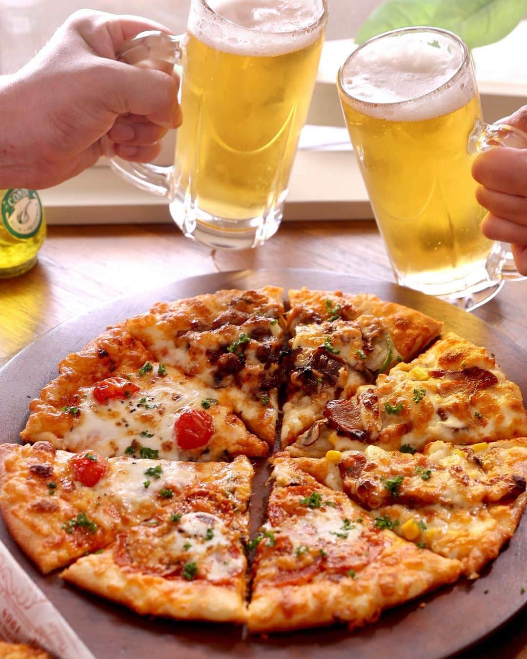 ピザーラのインスタグラム：「【ピザーラが食べたくなったらコメント欄に🍕を書いてね！】  \ 🔥ピザーラから夏の新商品が発売開始🔥 /  『アンガスビーフのグルメクォーター』（Mサイズ ¥2,680 )  春に続いて、グルメクォーターシリーズは贅沢な仕上がりになりました🤤✨ ブラックアンガスビーフを甘辛く仕上げたとろけるような味わいに、おもわず笑顔がこぼれます🥰  ビールのおつまみにもぴったりな1枚！ 暑い夏を、ピザーラのピザと一緒に過ごしませんか？  ------------- ピザーラ公式アカウントでは、PIZZA-LAのお得な最新情報をお届けしています🍕  皆さまもぜひピザーラを食べた際には #ピザーラ#ピザーラお届け のハッシュタグをつけて感想を教えてくださいね✨ お写真をご紹介しちゃうかも？😆 投稿、お待ちしています♪  #ピザ #デリバリー #pizza #deliveryfood #新商品 #アンガスビーフ #プチ贅沢」