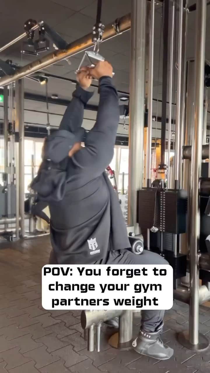 カイ・グリーンのインスタグラム：「When you take the term ‘lifting partner’ to a whole new level! 💪🏾🚀 Tag a training partner who’s #ReadyToReign @guusje   #KaiGreene #ReignBodyFuel #Reels #Fyp」
