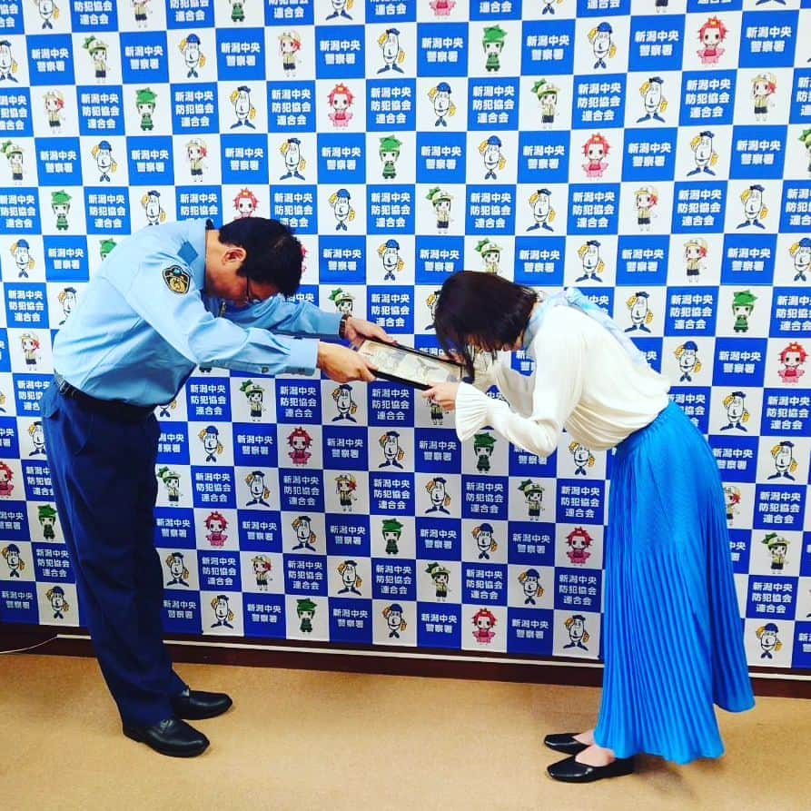 伊勢みずほさんのインスタグラム写真 - (伊勢みずほInstagram)「こっそりしていたのですがニュースにしていただくという恐縮仕切りなことになり、沢山の方から連絡をいただいたのでご報告します。  信濃川に転落した80代の男性を救助してもらうために110番通報をしながら、消防署に全力疾走しました🤯それだけのことです。偉いことなど何もしていません。  通報する手は震え上手く110と押せなかったり、普段の運動不足から走っても息が上がり、気が動転しすぎて上手に電話で話せなかったり。。。  あの時の自分に言葉をかけられるなら『あんたが冷静にならないとだめっ！』ですね。  すぐに駆けつけてくださった警察、消防の皆様がおじいちゃんを引き上げてくださった時は涙が出ました。 おじいちゃんが流されなくて本当に本当に本当に本当に本当に良かったです🥹  オレオレ詐欺も同じですが、何か緊急事態が目の前で起きた時は人間は気が動転し、冷静な行動が難しくなります。  それを想像し、備えておくことも大切だと学びました。  もう一つ嬉しかったことは、新潟中央警察署長が水曜見ナイトを毎回見てくださっていたことです🥹✨  感謝感謝の一日でした。 三枚目の写真は、夫が褒美にランチを奢ってくれました(笑)  #伊勢みずほ #水曜見ナイト #ありがとうございます✨ #ド緊張しました」6月15日 21時47分 - isemizuhoo