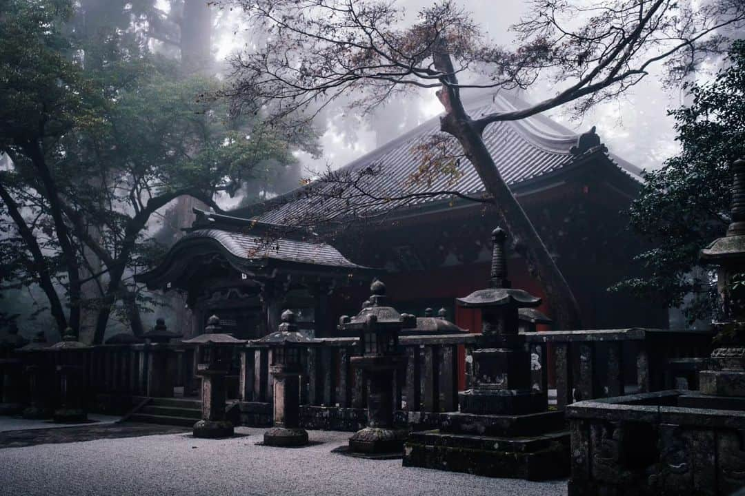 Takashi Yasuiさんのインスタグラム写真 - (Takashi YasuiInstagram)「霧の比叡山延暦寺  #延暦寺 #比叡山 #陰翳礼讃 #侘び寂び #もののあはれ #日本文化 #unknownjapan #explorejapan #hellofrom #widenyourworld  #createexploretakeover #passionpassport  #MadeWithLightroom #vscofilm #huntgram #hbouthere #hbweekends #photocinematica #SPiCollective #ASPfeatures #reco_ig #TakashiYasui」6月15日 21時47分 - _tuck4