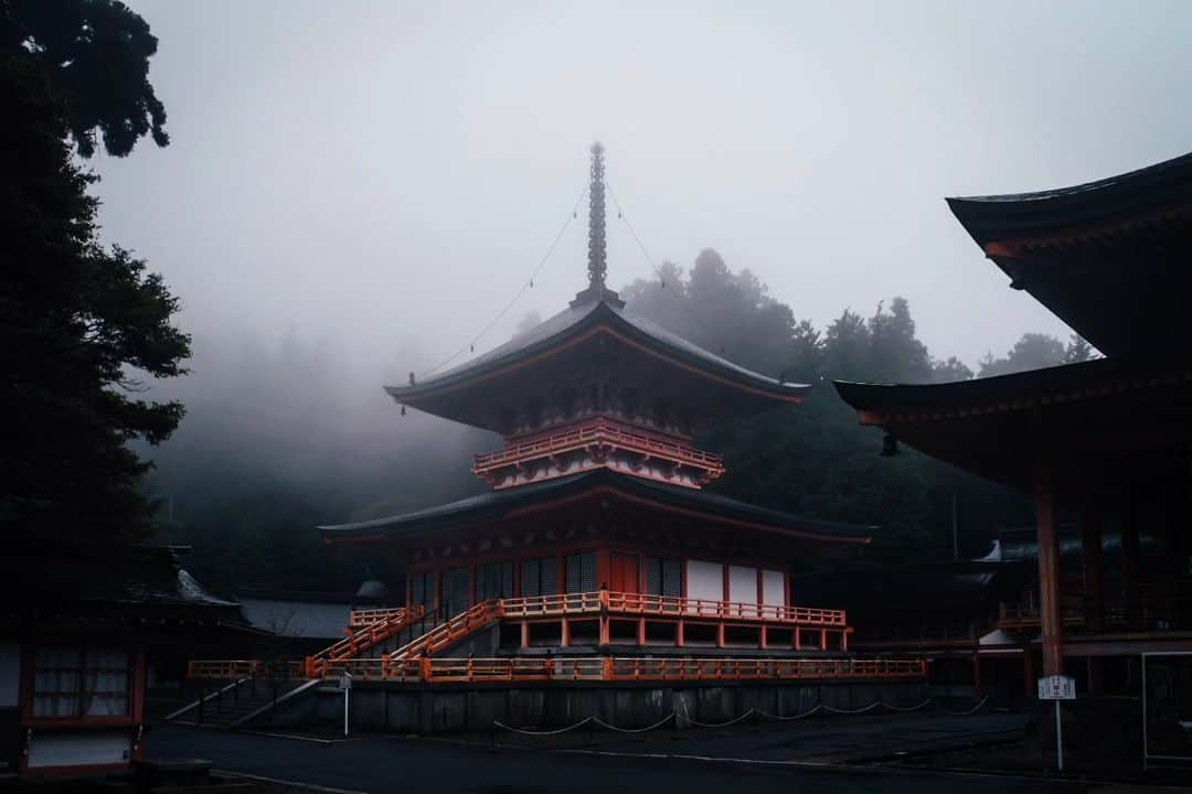 Takashi Yasuiさんのインスタグラム写真 - (Takashi YasuiInstagram)「霧の比叡山延暦寺  #延暦寺 #比叡山 #陰翳礼讃 #侘び寂び #もののあはれ #日本文化 #unknownjapan #explorejapan #hellofrom #widenyourworld  #createexploretakeover #passionpassport  #MadeWithLightroom #vscofilm #huntgram #hbouthere #hbweekends #photocinematica #SPiCollective #ASPfeatures #reco_ig #TakashiYasui」6月15日 21時47分 - _tuck4