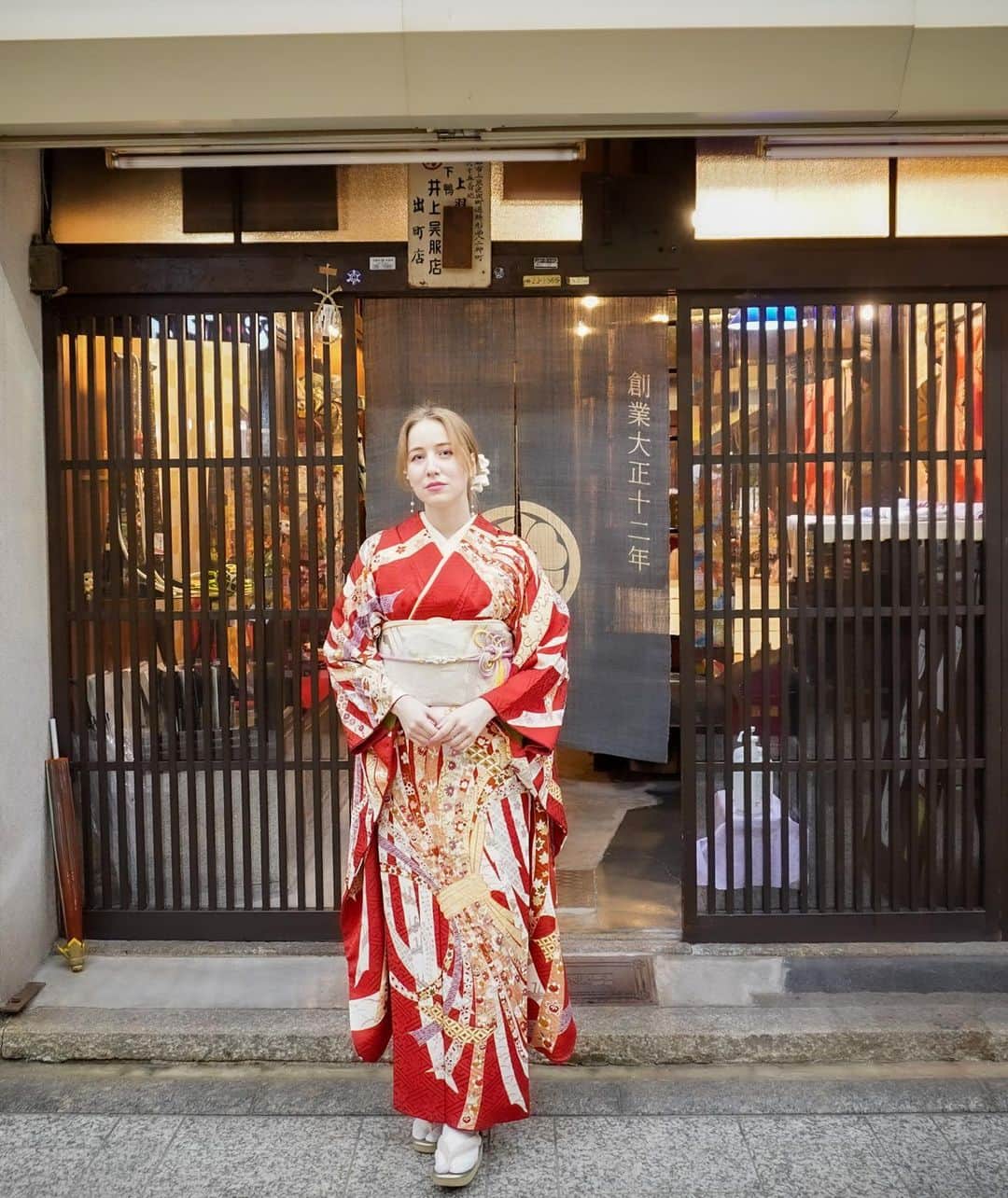 アシヤさんのインスタグラム写真 - (アシヤInstagram)「この前京都に行ったとき 振袖を着させてもらいました👘 とても素敵です✨ @inouegofuku @hirotaka_nishikawa  ありがとうございました〜」6月15日 21時49分 - ashiya74