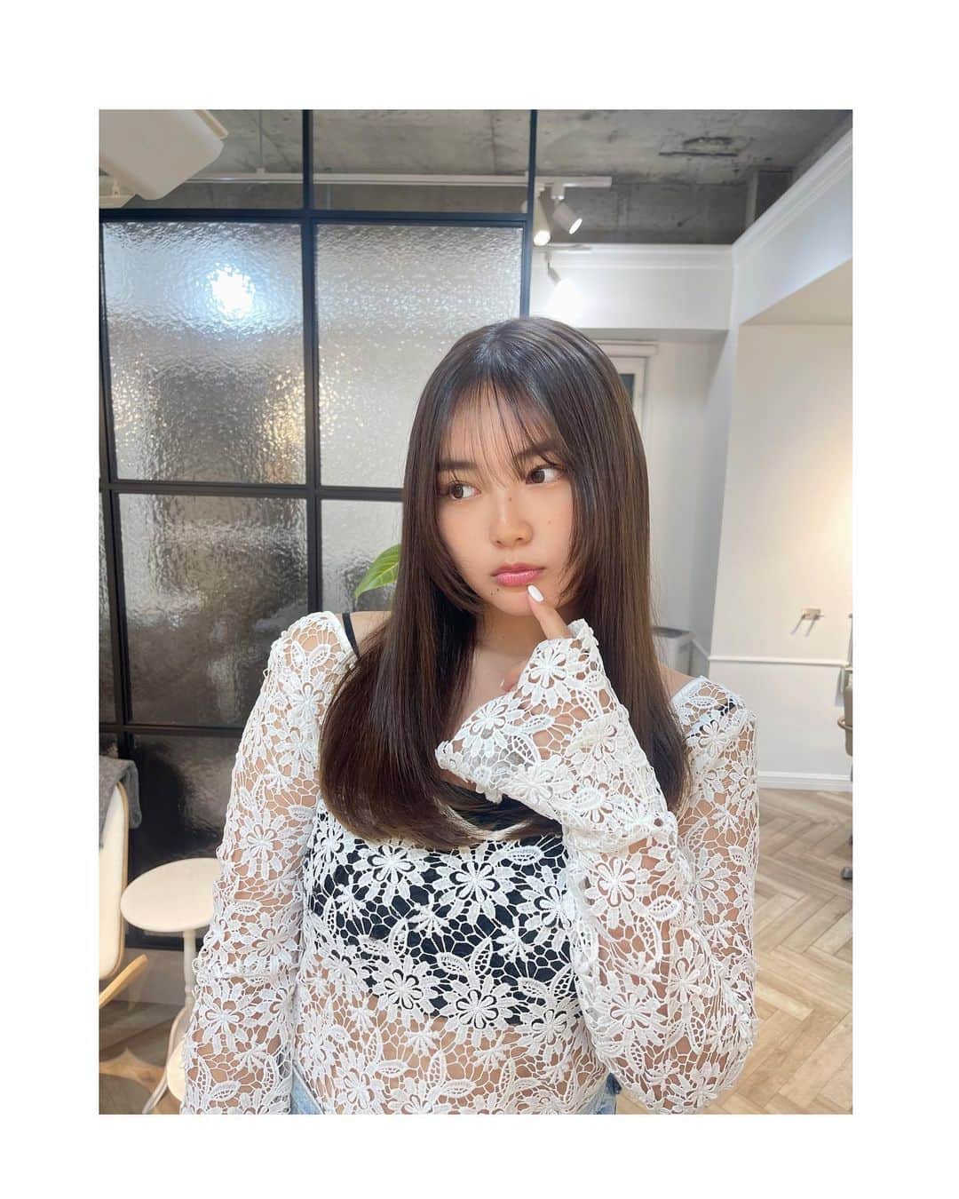 箭内夢菜のインスタグラム：「🤍  パサパサになってしまった髪の毛を 生き返らせてもらいました*ﾟ  すごい、手ぐしの感覚が自分の髪の毛じゃないみたいになりました😳  @jun_mizoguchi  ありがとうございました♡」