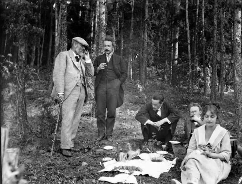 アルベルト・アインシュタインさんのインスタグラム写真 - (アルベルト・アインシュタインInstagram)「#ThrowbackThursday: Albert Einstein (second from left) at a picnic in Oslo in 1920.」6月15日 22時00分 - alberteinstein