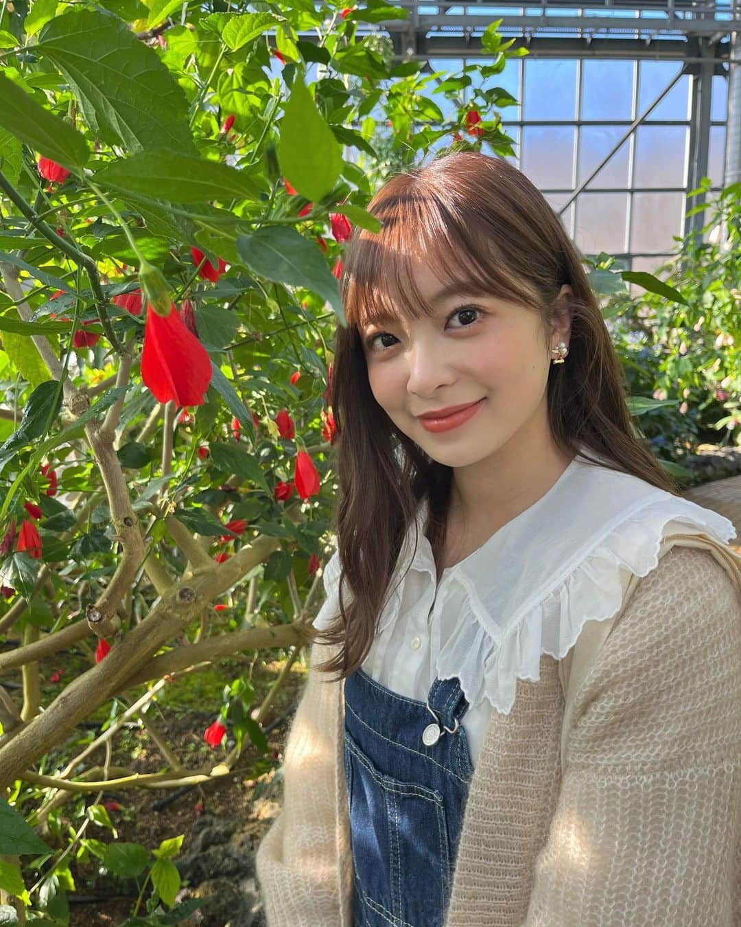 菊池柚花のインスタグラム：「. . . 本日6/15は「栃木県民の日」🌿  栃木県が誕生して今日で150周年を迎えました！ 長い歴史を刻み続けているということを誇りに思います☺️  県民のみなさんの温かさ優しさ、新鮮な空気に美味しいグルメの数々🍓🥟 帰省するたびに栃木県っていいところだなと実感します🫶🏻  150周年の節目にとちぎ未来大使として就任したからには、1人でも多くの方に栃木の魅力を知っていただけるよう、これからも皆さんに役立つ情報を発信していきます🔥  昨年は野球が日本に伝来して150周年を迎えたり、150年という年月は改めてすごいですね。  写真は、栃木市にある「とちぎ花センター」のお花と🌹」