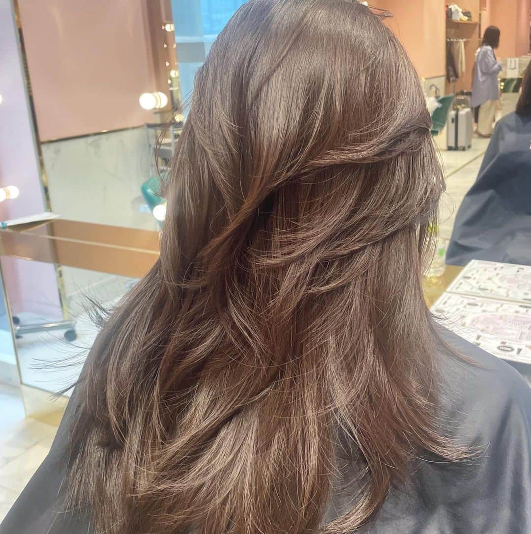 原涼香のインスタグラム：「地毛からワンカラーでbeige🤍 #레이어드컷  でワンカールでも可愛いヘア🎀 ㅤㅤㅤㅤㅤㅤㅤㅤㅤㅤㅤㅤㅤ MENU ☑︎カット ☑︎プレミアムケアカラー 17,900yen〜 ㅤㅤㅤㅤㅤㅤㅤㅤㅤㅤㅤㅤㅤ 是非お任せください♡ ㅤㅤㅤㅤㅤㅤㅤㅤㅤㅤㅤㅤㅤ ㅤ  #SHIMA#韓国ヘア#韓国スタイル#レイヤーカット#ワンホンヘア#ワンホン#ダークトーン#網紅#初カラー#暗髪#ベージュカラー#ラベンダーカラー#グレージュ#オリーブカラー#透明感カラー#銀座美容院#銀座美容室#美容師#시스루뱅#레이어드컷#koreanhair」