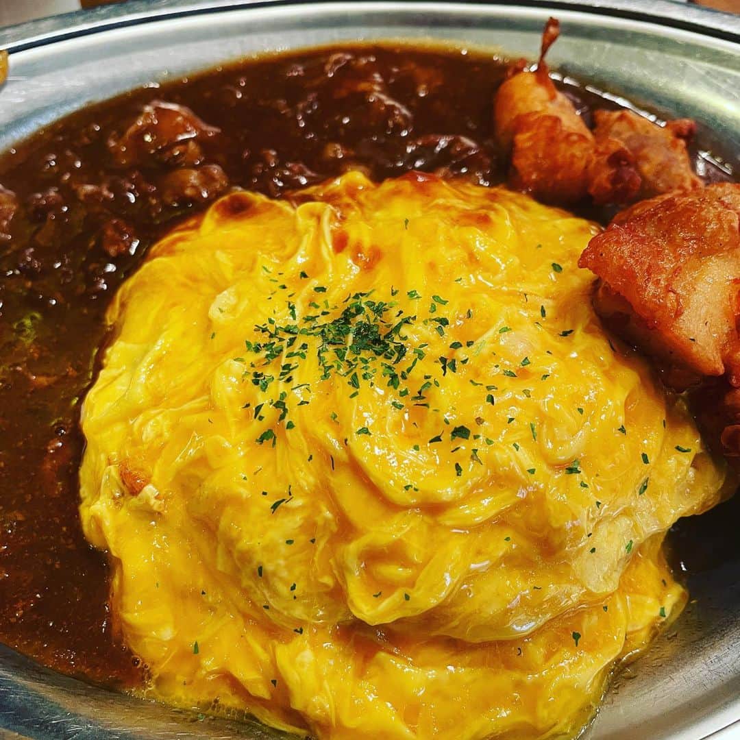 のインスタグラム：「【ランチ】  はじめて行くお店でオムハヤシ。ライスとルー大盛りから揚げトッピング。はじめて行くお店でかますオーダーではない。けど鬼うまでした。  いよいよ日曜日は単独ライブです。気合いノッてきました。ご期待ください。  #ガクテンソク  #単独ライブ #百代の過客 #ガクテンソクおくのほそ道」