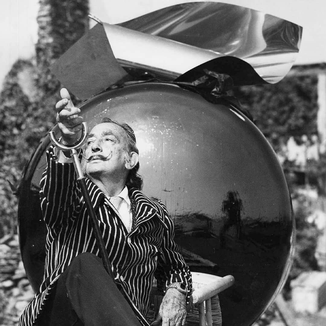のインスタグラム：「“The surrealist object had to be absolutely useless from both a practical and rational point of view. It had to materialise delirious spiritual fantasies, with the utmost tangibility.” Salvador Dalí (1942)⁣ ⁣ “Obget Inutile”, “Vase, sur un problème de topologie négative” (vase, on a negative topology problem) by Salvador Dalí.⁣ ⁣ Now available on Alessi.com」