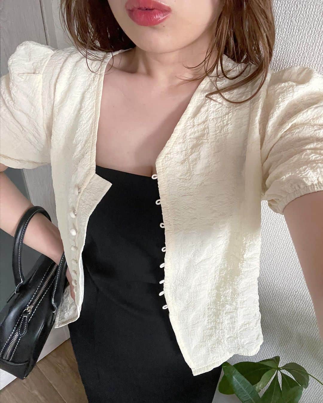 erinaのインスタグラム：「他の148cmコーデは▶︎ @enappi_148   夏のモノトーンコーデも可愛いよねっ♥ ブラックとホワイトのワントーンコーデも好き🫰🏻  最近、何が合わないのか分からないけど左頬に大きいみみず腫れみたいなのがたまにできるんだけど同じ人いない😭??← ・ ・ ・ #モノトーンコーデ#大人カジュアル#低身長コーデ#韓国っぽ#韓国ファッション#韓国女子#ママコーデ#骨格ストレート#qoo10購入品#qoo10アンバサダー#qoo10#pr#kfashion#fyp」