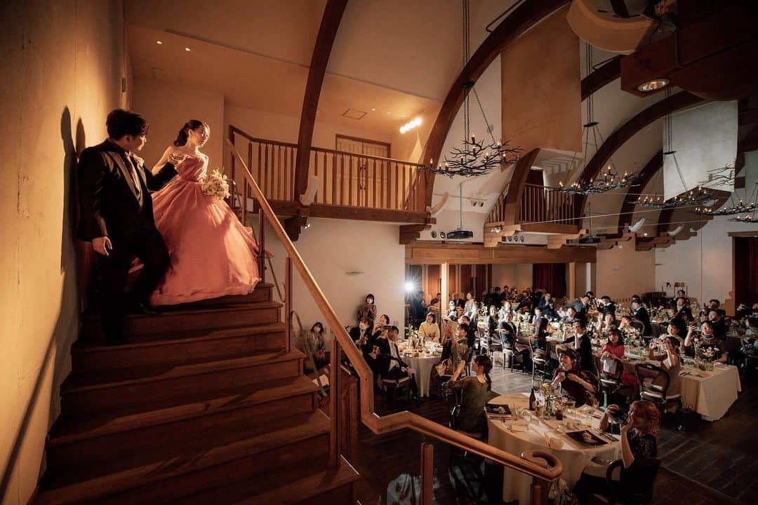 ラクラリエールさんのインスタグラム写真 - (ラクラリエールInstagram)「* クラリエールの大階段𓂃ᐝ ゲストが注目するその瞬間は 主役の2人だけが見ることのできる特別な景色です♪ ⁡ クラリエールでしか つくれない結婚式を↟𖠿* ⁡ #ふたりの未来も幸せにするウエディング #クラリエール#ラクラリエール #森の結婚式#ガーデン ⁡ #子連れ結婚式 #大恋愛僕を忘れる君と #家族挙式#少人数結婚式 #結婚式準備#2023年冬婚#2023年秋婚 #大宮結婚式場#埼玉プレ花嫁#東京花嫁 ⁡ #ガーデンウエディング#結婚式場見学 #ナチュラルウエディング #埼玉結婚式#リゾートウェディング #三橋の森 #ガーデン挙式 #プレ花嫁 #軽井沢ウエディング#パーティ会場 #ブライダルフェア#那須ウエディング #ナイトウェディング#階段入場」6月15日 22時03分 - laclairiere