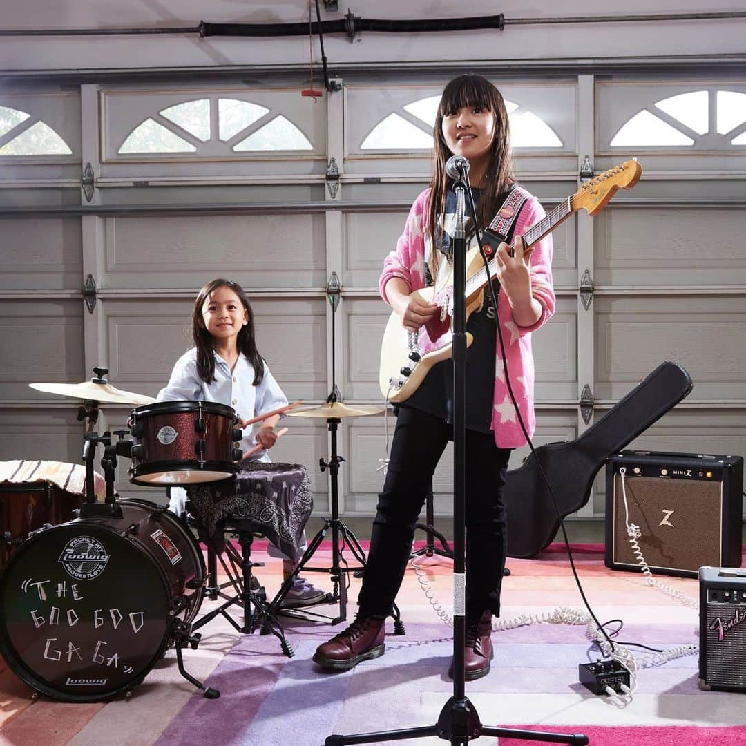 Zooey Miyoshiのインスタグラム：「Sister act! Zooey Miyoshi (@zooeyinthecity) jams on her electric guitar while 6-year-old Amelie backs her up on drums. “With drums, you really need a rug. It helps with acoustics, but we also love that it’s so soft and plush,” says her mom, Mai Ann (@maisassygirl). Tap the link in our bio to check out the rest of Zooey's home tour. #WestElmKids」