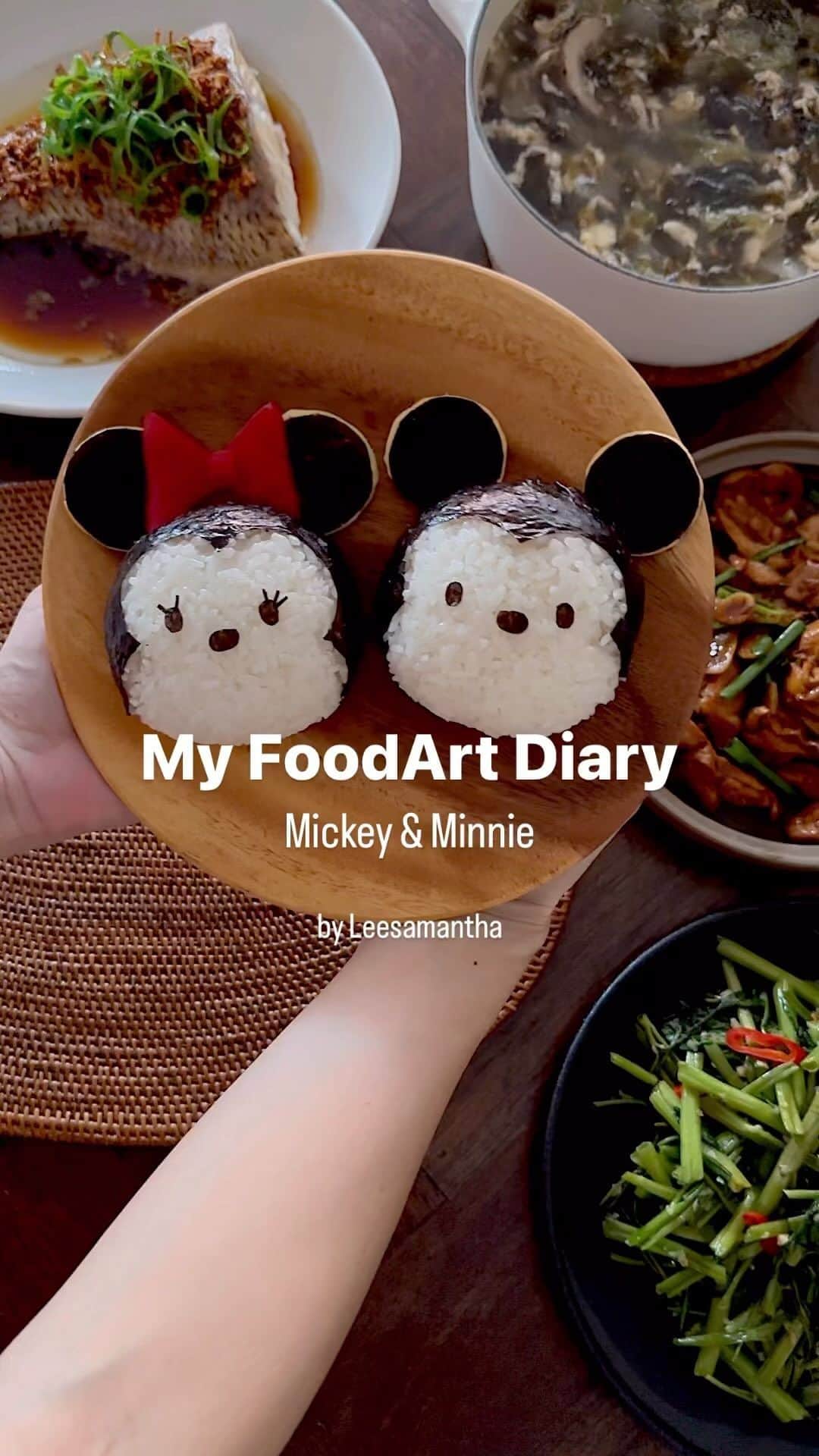 Samantha Leeのインスタグラム：「Cooking up dinner for four, with a sprinkle of magic as we serve Minnie and Mickey food art for the girls!  #disney #leesamantha #foodart  Menu Chinese seaweed soup Stir fry chicken with oyster sauce Stir fry kangkung (water spinach) Steamed fish with garlic and ginger  Onigiri」