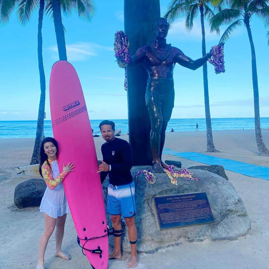 三浦マキのインスタグラム：「My first surfing experience!!Thank you Eron & Donald for teaching me  how to surf and showing me an unforgettable- breathtaking view.   Eron とDonald が教えてくれ、今回のハワイでなんと人生初のサーフィンにトライ!!  LAに住んでいながら「怪我しそう」とかで避けてきたけれど…朝焼けと共に海側から見えるワイキキの景色は泣けるほど綺麗で。  あまりにも美しくて、 初めて見る景色に波の上でしばし放心状態に🏝  水が大好きなのに、 なんでサーフィンに挑戦しなかったんだろう…と後悔するくらい楽しすぎました。  何歳になっても「遅い」なんてことなくて。大袈裟かもしれないけれど、視野と世界を広げてもらいました。  何より今回、2人が色々おもてなしをしてくれ、 本当ーーーに楽しいハワイ滞在になりました✨✨  Million thanks!! Mahalo🌺  #surf  #surfing  #hawaii #waikiki #hyattregencywaikikibeach」