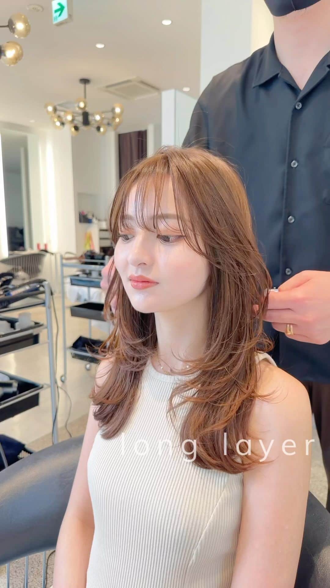 齋藤純也のインスタグラム：「ロングレイヤースタイル  顔まわりをしっかり切り込んで トップセクションのレイヤーは丸みが大きく出るように柔らかくしなやかに 骨格と輪郭と髪質に合わせて誰よりも美しいヘアスタイルを♪  ✴︎PRICE✴︎ カット✂︎7700円 カラー✂︎7700円  カットなしの場合シャンプーブロー料金+2200円 カラーはトリートメントin処方で圧倒的な艶感と手触りをプラスします。 ブリーチor3Dハイライト施術はプラス7700円です。 パーマ✂︎7700円 トリートメント✂︎種類多数によりカウンセリングで決めさせていただきます。5500円〜11000円 縮毛矯正✂︎17600円、前髪のみは6600円 ・ ネット予約が×の所もお電話かDMで時間調整できますので気軽にご連絡ください！ kelly.表参道本店　A1出口より徒歩45秒 東京都渋谷区神宮前5-2-5 JY表参道ビル２Ｆ kelly. ・ ・ ✔️群馬県伊勢崎市で出勤するスケジュールは隔週水曜日です。 群馬店は料金が異なります、お問い合わせください 群馬のご予約はＤＭまたは ホットペッパービューティーで  kelly. by L.O.G 検索✂︎ 在籍日程が少なくて申し訳ありません。 薬剤は最新のものを揃えました 群馬県伊勢崎市宮前町146-1」