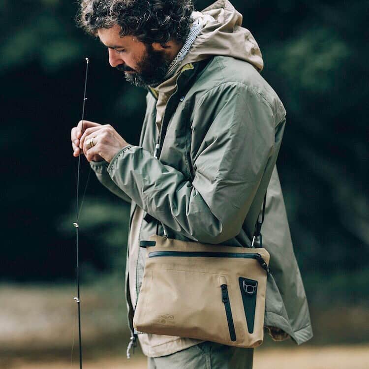 UNBY GENERAL GOODS STOREのインスタグラム：「取り外しのできるショルダーストラップは、海や川など水辺のレジャーシーンで防水ポーチとしても使えます。  カラビナを使ってバックパックやトラベルバッグに取り付ければ外付けポーチにも。  薄マチのサコッシュは、フェスやキャンプ、自転車、ロードバイクのアウトドアシーンでも普段使いにも使用しやすいサイズ感です。  [SPEC] サイズ：W280 × H230 × D30cm ポケット数 - 外装 : 1 重量 : 180g 素材：CORDURA 305d 3LAYER fabric  . . . . #as2ov #unby #unbygeneralgoodsstore #アッソブ #アンバイジェネラルグッズストア  #防水バッグ   #AS2OV #unby」