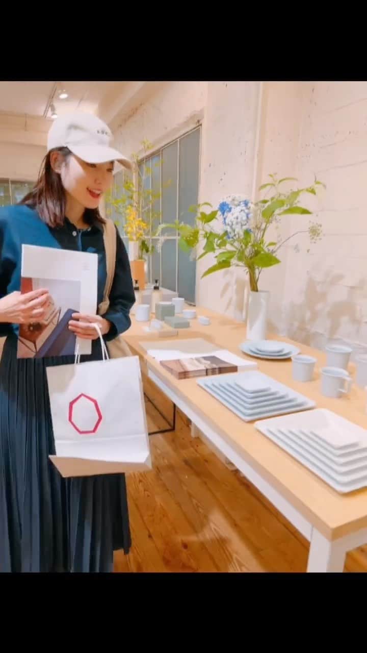 森貴美子のインスタグラム：「センプレデザインが主催するインテリア、ファッション、フラワーなどの展示会『THE BOX』行ってきました🌱🪴🦔  日々の暮らしがより心地よく彩り豊かになりそうなアイテムたちを色々見られて楽しかった🧚🏻🤍  #インテリア　#ファッション　#フラワー　#2023aw #展示会」