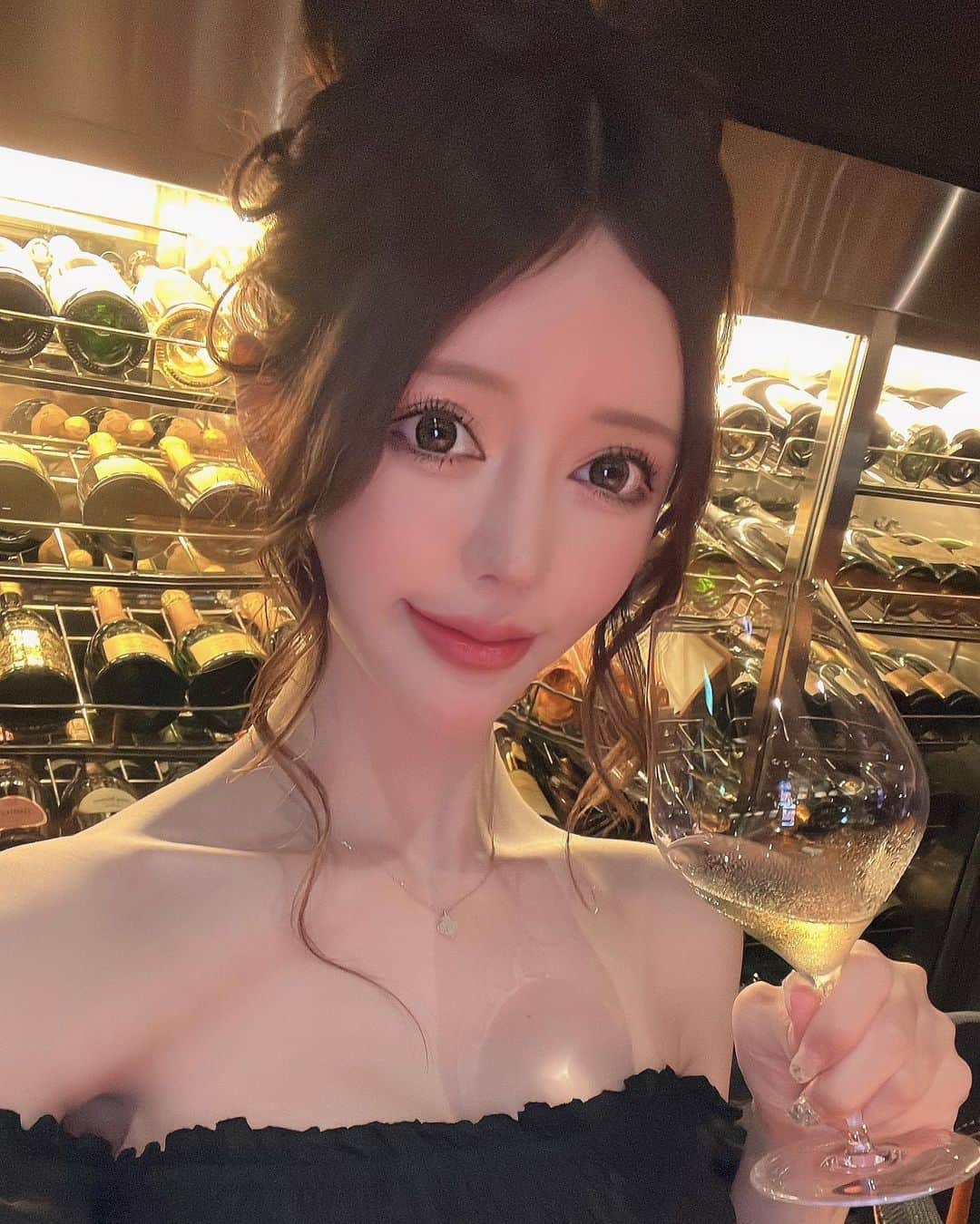 愛沢わかなのインスタグラム：「🍷 . 最近はシャンパンだけじゃなく ワインも好きになってきた🤍 . 蒸し暑い日に飲む、 キンキンに冷えた白ワインが最高🤍 . ワイン詳しい方教えてください🐣✨」