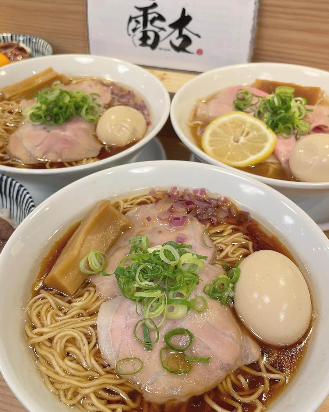 もーさんさんのインスタグラム写真 - (もーさんInstagram)「(*˘︶˘*).｡.:*♡ ♡♡♡ ご飯がススムラーメン屋が 名駅に6月16日(金)オープン🎉🎉 ・ 📍中華そば 雷杏-RYAN- @chukasoba.ryan  ・ 卓上にある玉子🥚と 海苔は使い放題！！ ・ 中華そばや銀しゃりを 自分好みにカスタム出来る！ ・ ◎熟成醤油 半熟味玉 生姜中華そば ¥1000 ◎淡色醤油 特製貝ダシ中華そば ¥1100 ・ ◎炙りロースご飯 (限定20食) ¥550 ◎宮城県産『つや姫』使用 銀しゃりご飯 ¥150 ・ 生姜中華そばは 国産鶏の芳醇な香りとコクのある深い 出汁と熟成醤油の豊かな風味〜 低温でじっくりと生姜の香りを移した香味油が効いててめっちゃ美味しかった♡ ・ 特製レアチャーシューも 味玉ものってて食べ応え👍 ・ 卓上には、 色々な調味料が置いてあるので味変も出来る！ ・ 貝ダシ中華そばは 熟成醤油の豊かな風味にしじみ、 帆立、浅利などの貝のエキスが 入ったスープで旨みがすごーい♡ ・ 銀しゃりで卵かけご飯🥚 自家製の生姜醤がめっちゃと美味しくて👍👍 これ！欲しかった〜 ・ 玉子と海苔が使い放題なので 色々カスタマイズできて楽しい〜( ˆОˆ )♪ ・ ・ 🉐オープンキャンペーン 6月16日.17日の2日間 『熟成醤油の生姜中華そば』  ¥900→¥500で提供！ ❊お店のInstagramをフォローしたお客様限定  ↓↓↓↓  @chukasoba.ryan  ・ ・ *☼*―――――*☼*――――― ◇名古屋市中村区椿町4-12 ◇052-454-0011 ◇11:00～15:00 ◇17:00～23:00 ❊スープなくなり次第終了 *☼*―――――*☼*――――― #中華そば雷杏 #ご飯がススムラーメン屋#中華そば雷杏RYAN#中華そば#ラーメン#熟成醤油の生姜中華そば#特製貝ダシ中華そば#炙りロースご飯#自家製生姜醤#つや姫#卵かけご飯#らーめん#ラーメン好き#名古屋ラーメン#名駅ラーメン#ラーメン女子#中華そば好き」6月15日 22時12分 - mouusan