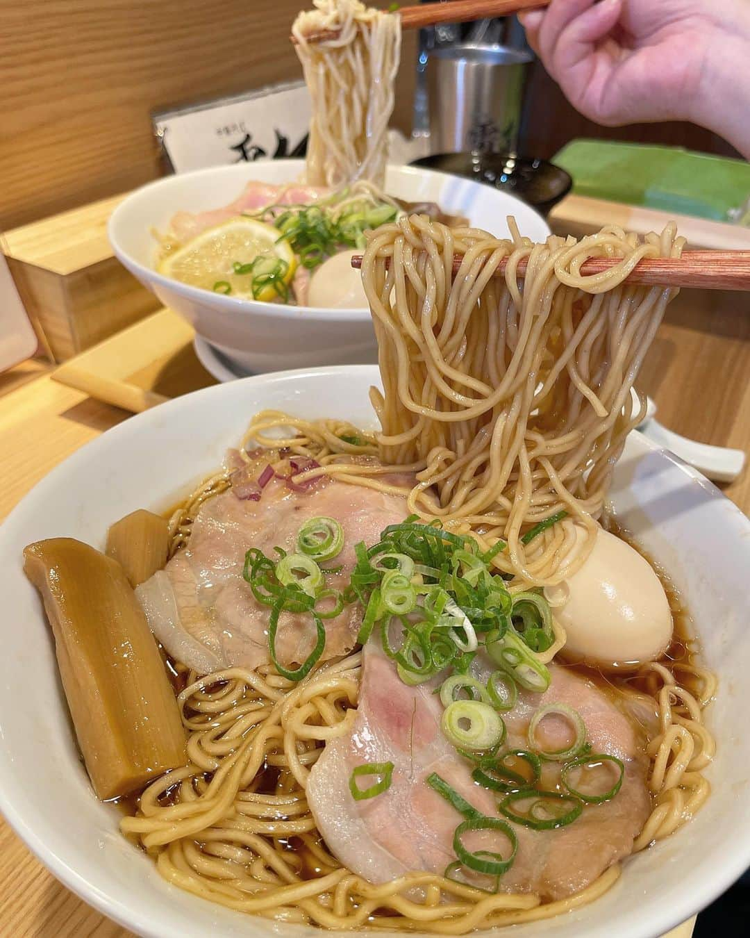 もーさんさんのインスタグラム写真 - (もーさんInstagram)「(*˘︶˘*).｡.:*♡ ♡♡♡ ご飯がススムラーメン屋が 名駅に6月16日(金)オープン🎉🎉 ・ 📍中華そば 雷杏-RYAN- @chukasoba.ryan  ・ 卓上にある玉子🥚と 海苔は使い放題！！ ・ 中華そばや銀しゃりを 自分好みにカスタム出来る！ ・ ◎熟成醤油 半熟味玉 生姜中華そば ¥1000 ◎淡色醤油 特製貝ダシ中華そば ¥1100 ・ ◎炙りロースご飯 (限定20食) ¥550 ◎宮城県産『つや姫』使用 銀しゃりご飯 ¥150 ・ 生姜中華そばは 国産鶏の芳醇な香りとコクのある深い 出汁と熟成醤油の豊かな風味〜 低温でじっくりと生姜の香りを移した香味油が効いててめっちゃ美味しかった♡ ・ 特製レアチャーシューも 味玉ものってて食べ応え👍 ・ 卓上には、 色々な調味料が置いてあるので味変も出来る！ ・ 貝ダシ中華そばは 熟成醤油の豊かな風味にしじみ、 帆立、浅利などの貝のエキスが 入ったスープで旨みがすごーい♡ ・ 銀しゃりで卵かけご飯🥚 自家製の生姜醤がめっちゃと美味しくて👍👍 これ！欲しかった〜 ・ 玉子と海苔が使い放題なので 色々カスタマイズできて楽しい〜( ˆОˆ )♪ ・ ・ 🉐オープンキャンペーン 6月16日.17日の2日間 『熟成醤油の生姜中華そば』  ¥900→¥500で提供！ ❊お店のInstagramをフォローしたお客様限定  ↓↓↓↓  @chukasoba.ryan  ・ ・ *☼*―――――*☼*――――― ◇名古屋市中村区椿町4-12 ◇052-454-0011 ◇11:00～15:00 ◇17:00～23:00 ❊スープなくなり次第終了 *☼*―――――*☼*――――― #中華そば雷杏 #ご飯がススムラーメン屋#中華そば雷杏RYAN#中華そば#ラーメン#熟成醤油の生姜中華そば#特製貝ダシ中華そば#炙りロースご飯#自家製生姜醤#つや姫#卵かけご飯#らーめん#ラーメン好き#名古屋ラーメン#名駅ラーメン#ラーメン女子#中華そば好き」6月15日 22時12分 - mouusan