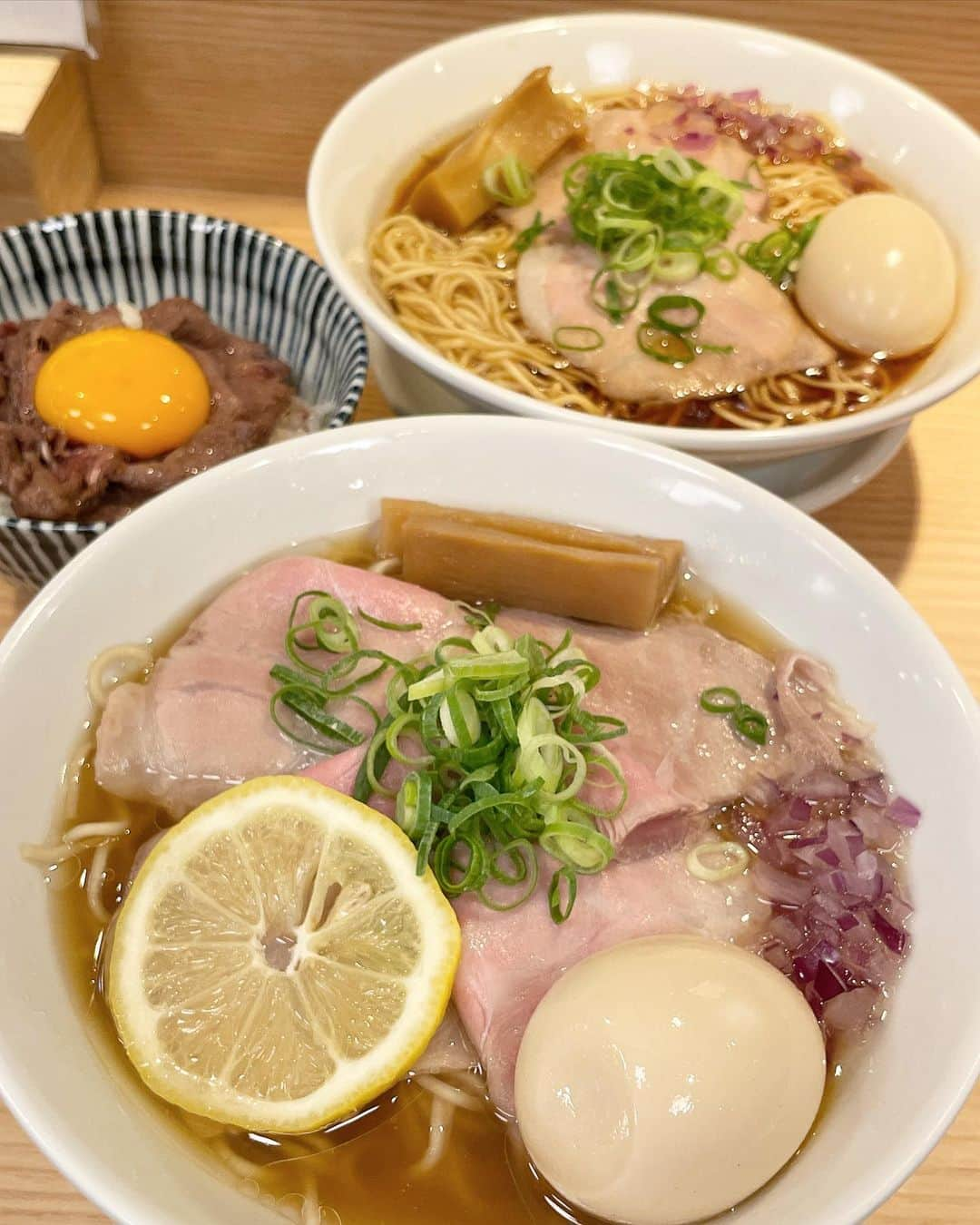 もーさんさんのインスタグラム写真 - (もーさんInstagram)「(*˘︶˘*).｡.:*♡ ♡♡♡ ご飯がススムラーメン屋が 名駅に6月16日(金)オープン🎉🎉 ・ 📍中華そば 雷杏-RYAN- @chukasoba.ryan  ・ 卓上にある玉子🥚と 海苔は使い放題！！ ・ 中華そばや銀しゃりを 自分好みにカスタム出来る！ ・ ◎熟成醤油 半熟味玉 生姜中華そば ¥1000 ◎淡色醤油 特製貝ダシ中華そば ¥1100 ・ ◎炙りロースご飯 (限定20食) ¥550 ◎宮城県産『つや姫』使用 銀しゃりご飯 ¥150 ・ 生姜中華そばは 国産鶏の芳醇な香りとコクのある深い 出汁と熟成醤油の豊かな風味〜 低温でじっくりと生姜の香りを移した香味油が効いててめっちゃ美味しかった♡ ・ 特製レアチャーシューも 味玉ものってて食べ応え👍 ・ 卓上には、 色々な調味料が置いてあるので味変も出来る！ ・ 貝ダシ中華そばは 熟成醤油の豊かな風味にしじみ、 帆立、浅利などの貝のエキスが 入ったスープで旨みがすごーい♡ ・ 銀しゃりで卵かけご飯🥚 自家製の生姜醤がめっちゃと美味しくて👍👍 これ！欲しかった〜 ・ 玉子と海苔が使い放題なので 色々カスタマイズできて楽しい〜( ˆОˆ )♪ ・ ・ 🉐オープンキャンペーン 6月16日.17日の2日間 『熟成醤油の生姜中華そば』  ¥900→¥500で提供！ ❊お店のInstagramをフォローしたお客様限定  ↓↓↓↓  @chukasoba.ryan  ・ ・ *☼*―――――*☼*――――― ◇名古屋市中村区椿町4-12 ◇052-454-0011 ◇11:00～15:00 ◇17:00～23:00 ❊スープなくなり次第終了 *☼*―――――*☼*――――― #中華そば雷杏 #ご飯がススムラーメン屋#中華そば雷杏RYAN#中華そば#ラーメン#熟成醤油の生姜中華そば#特製貝ダシ中華そば#炙りロースご飯#自家製生姜醤#つや姫#卵かけご飯#らーめん#ラーメン好き#名古屋ラーメン#名駅ラーメン#ラーメン女子#中華そば好き」6月15日 22時12分 - mouusan