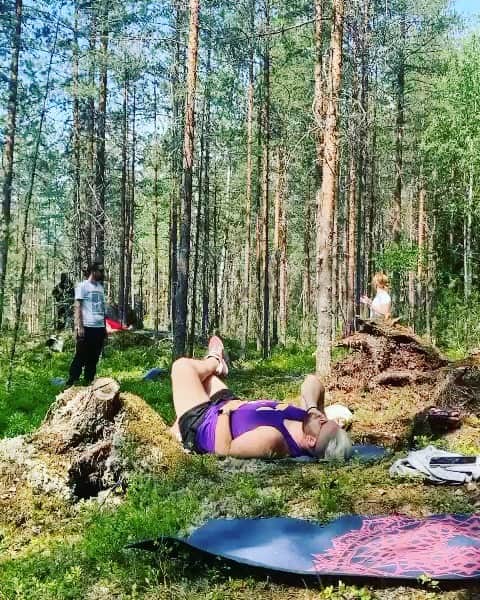 フィンランド政府観光局のインスタグラム：「Masterclass of Happiness に参加中の @ccc01_04 から届いた動画をシェアします。🎥   湖に飛び込むのが気持ちよさそう。💦  #MasterClassofHappiness #FindYourInnerFinn #フィンランド」