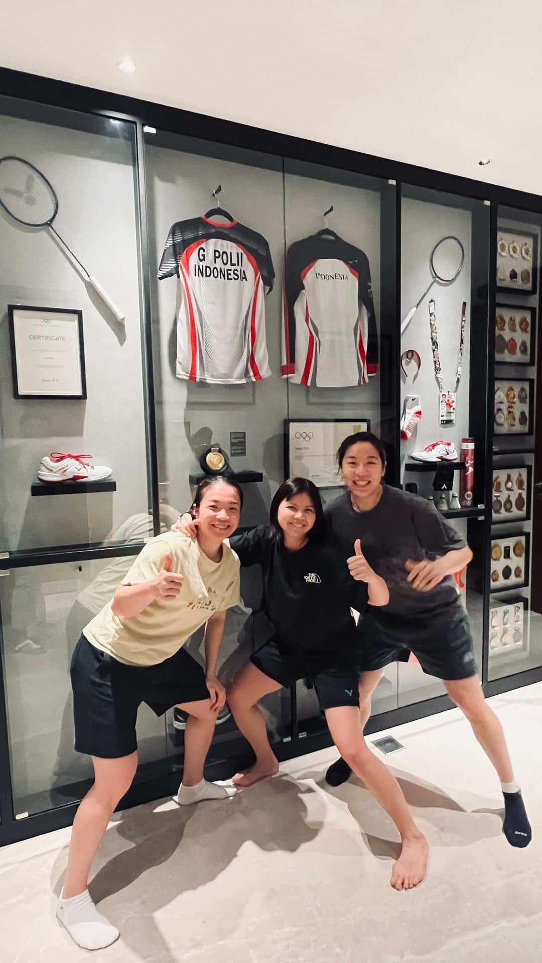 グレイシア・ポリーのインスタグラム：「Rivalry on the court, friendship off the court.   Gak pernah kepikiran kalau @jiayifan629 & @chenqingchen0623 bakalan main-main ke rumah. Eh, pas banget mereka lihat medali olimpiade Tokyo 2020 yang dimana bisa aja jadi milik mereka dan negara China tapi kenyataannya medali ini milik…. IN-DO-NE-SIA!!! 😆🇮🇩🫡  Video by @huangdongping0430 😂」