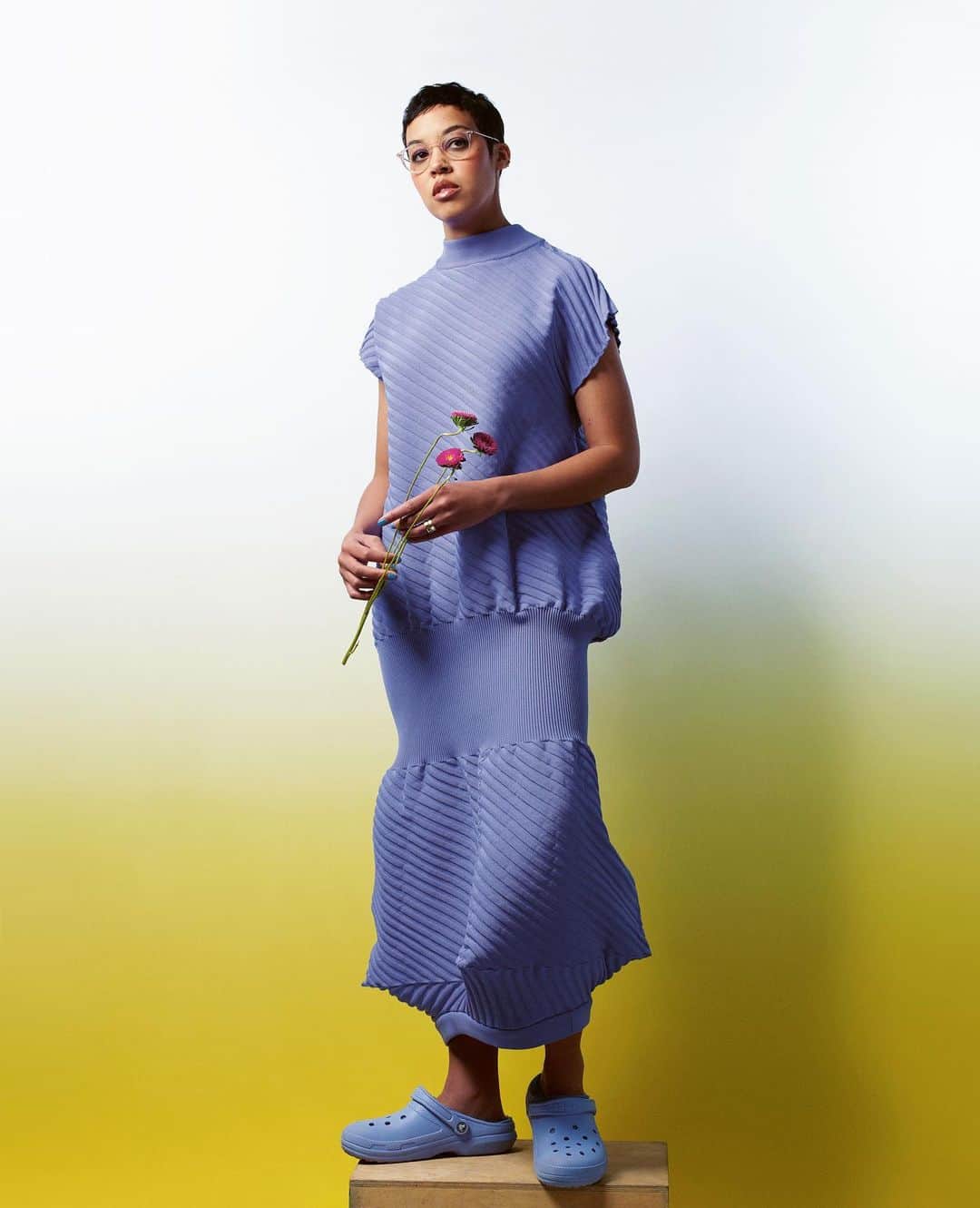 のインスタグラム：「@jordanmcasteel won the MacArthur Foundation “Genius Grant” for her painted portraits of New Yorkers. Now she lives upstate and paints flowers 🌼 In Issue Forty-Eight, out now, she grapples with the narrative that has been constructed around her. “The practice has to be willing to stretch and grow. I don’t want people to define me. I need the practice not to be defined.”  (Photo: @david_schulze_studio, Styling: @jessmonterde, Set Designer: @sallymorrisclark, Hair & Makeup: @magdalena.major)」