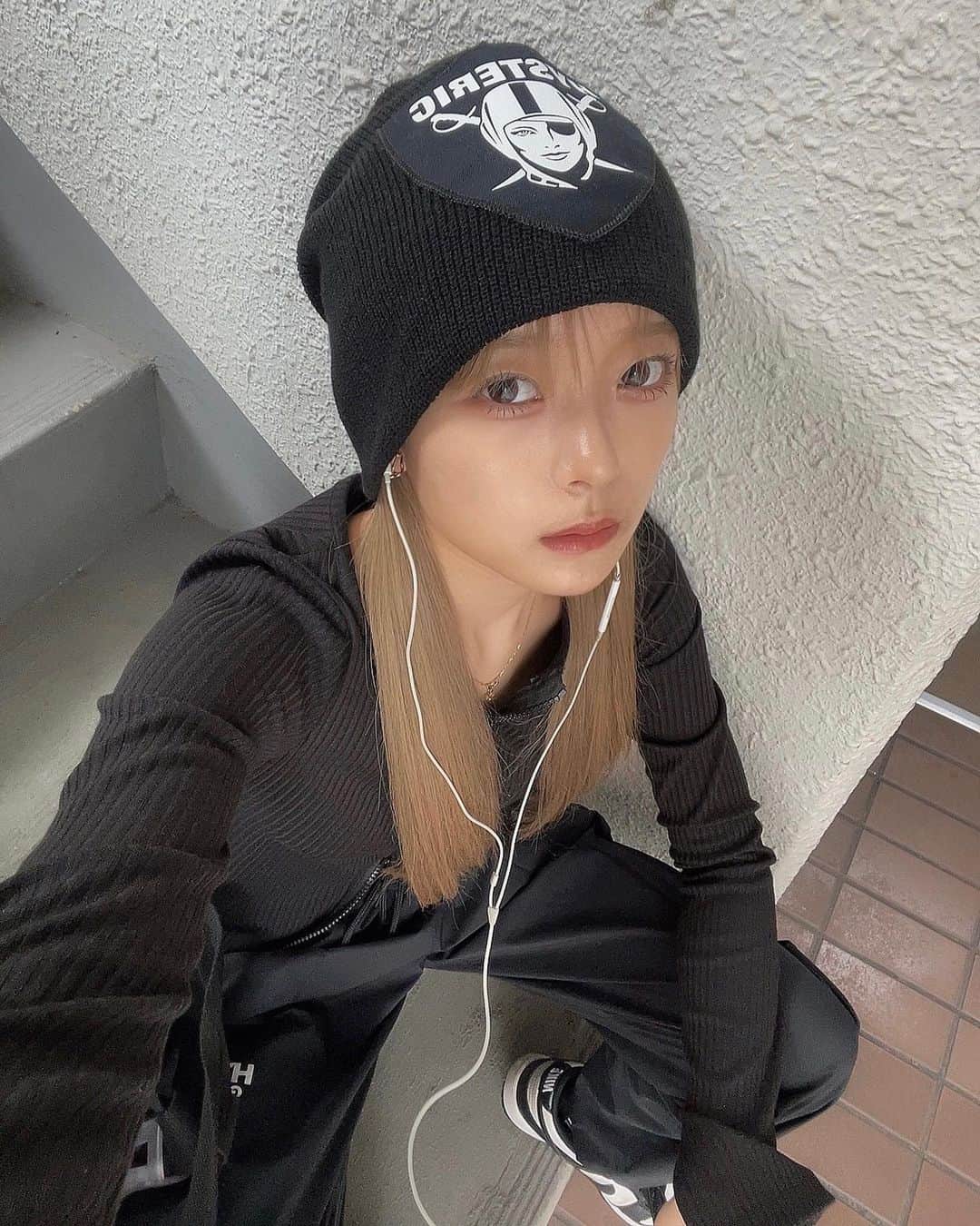 宇井優良梨のインスタグラム：「☠️🖤 #hystericglamour #uiimode #uiiblack」