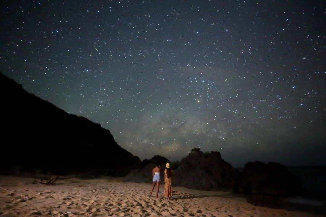 LINAさんのインスタグラム写真 - (LINAInstagram)「そして夜には... 満天の星空が きらきらと瞬く宮古島♡ 昼間の空とは違う 幻想的な世界で 時間の流れを忘れるくらい 酔いしれてしまいました！ 星空に詳しい Phot @harusa0222 さんのお陰で なかなか見ることのできない 南十字星を発見出来たり いつもとは違う 星空の楽しみがあって感激でした！ @curlybaby_lilika ちゃんと 肩を並べて撮影してる最中に 流れ星にも出会えました！ 慌てて願いを届けたら その日の夢の中で 願いが叶いました、笑 #MAXLINA #星空観測 #星空ツアー #下地島 #Staroftheday ヴィラ @thepanali」6月15日 22時27分 - xxlina_now