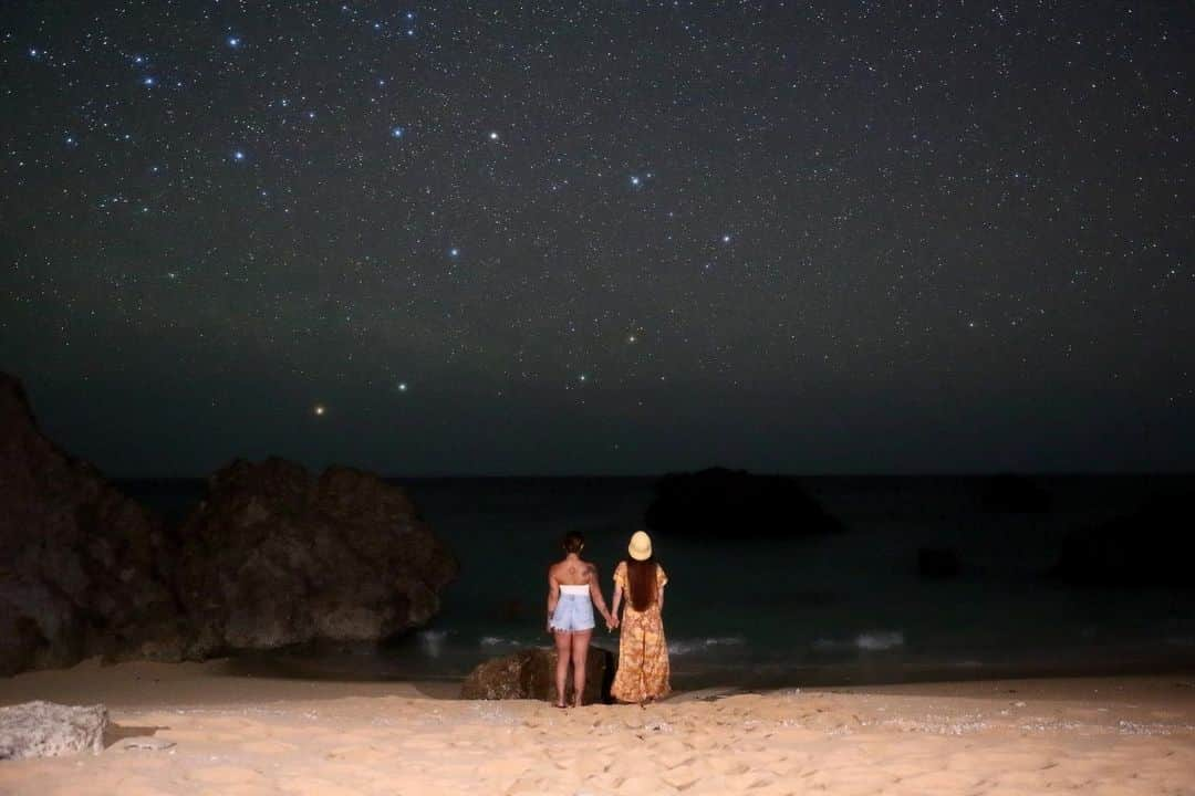 LINAのインスタグラム：「そして夜には... 満天の星空が きらきらと瞬く宮古島♡ 昼間の空とは違う 幻想的な世界で 時間の流れを忘れるくらい 酔いしれてしまいました！ 星空に詳しい Phot @harusa0222 さんのお陰で なかなか見ることのできない 南十字星を発見出来たり いつもとは違う 星空の楽しみがあって感激でした！ @curlybaby_lilika ちゃんと 肩を並べて撮影してる最中に 流れ星にも出会えました！ 慌てて願いを届けたら その日の夢の中で 願いが叶いました、笑 #MAXLINA #星空観測 #星空ツアー #下地島 #Staroftheday ヴィラ @thepanali」