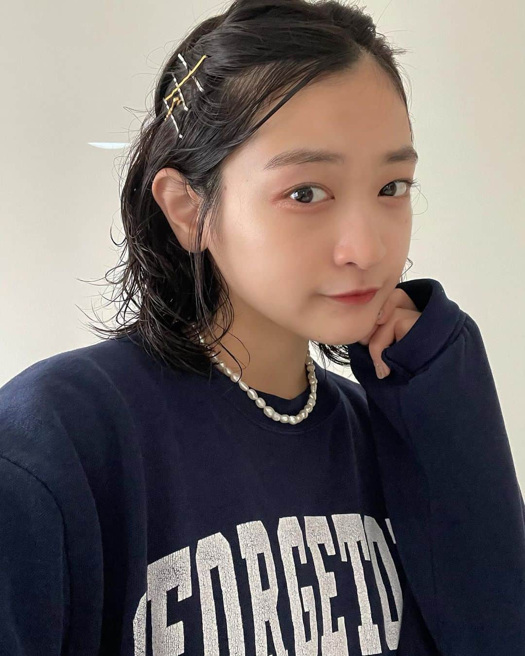 佐藤 渚のインスタグラム：「梅雨だからパーマがおすすめなのだ◎  #パーマ女子　#ボブアレンジ　#簡単アレンジ　#ボブウルフ　#ミディアムボブ」