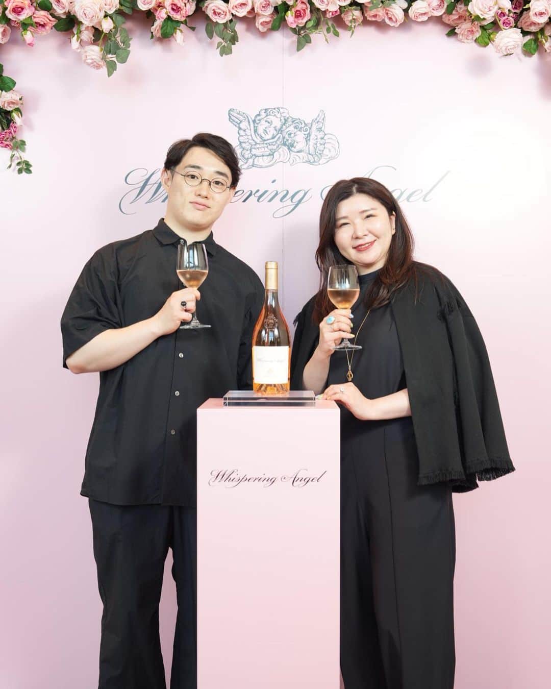 のインスタグラム：「昨日は @tomohiro._.551  と一緒に 「シャトーデスクラン 2022 ヴィンテージ」ローンチディナーに参加させていただきました。  @thewhisperingangel　 @thepale　  飲みやすくて 色も可愛いピンクのロゼワインは とってもリーズナブルでびっくり。  楽しい時間を過ごしました。  #ChateauDesclans #シャトーデスクラン #ロゼワイン #DrinkResponsiblyOptional  #WhisperingAngle #ウィスパリングエンジェル #ThePale #ザペール」