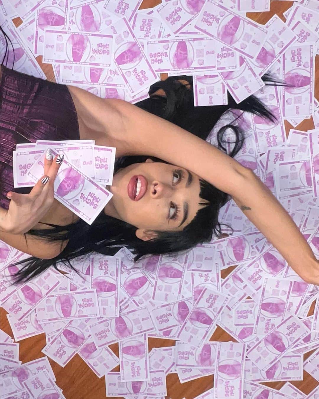 Danna Paolaのインスタグラム：「SUGAR MAMI IS OUT!!!!!! YA DISPONIBLE!!! Con mi diosa sirena reinaaaaa chilena 🇨🇱@deniserosenthal ✨🩷💵✨💖🖤💵✨💚🤑 💞✨💖VAYAN A ESCUCHARLA Y VER EL VIDEO QUE ESTA WOW!」